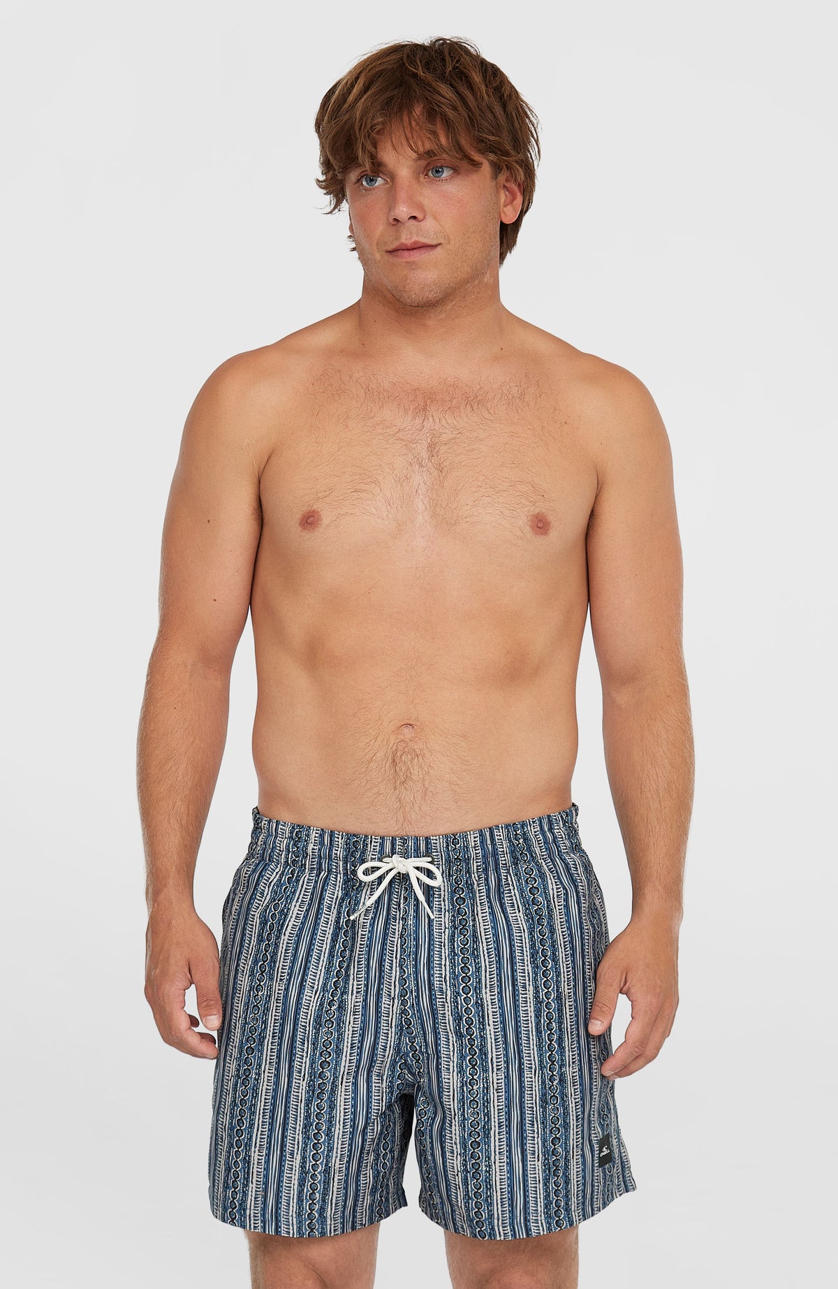 O'Neill Cali Print 15'' Badehose für Herren, blau mit Streifenmuster in Weiß, getragen am Model von vorne