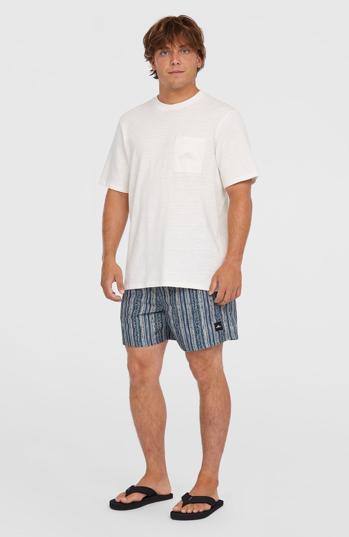Cali Print 15'' Badehose für Herren, blau mit Streifenmuster in Weiß, getragen am Model in Ganzkörperansicht