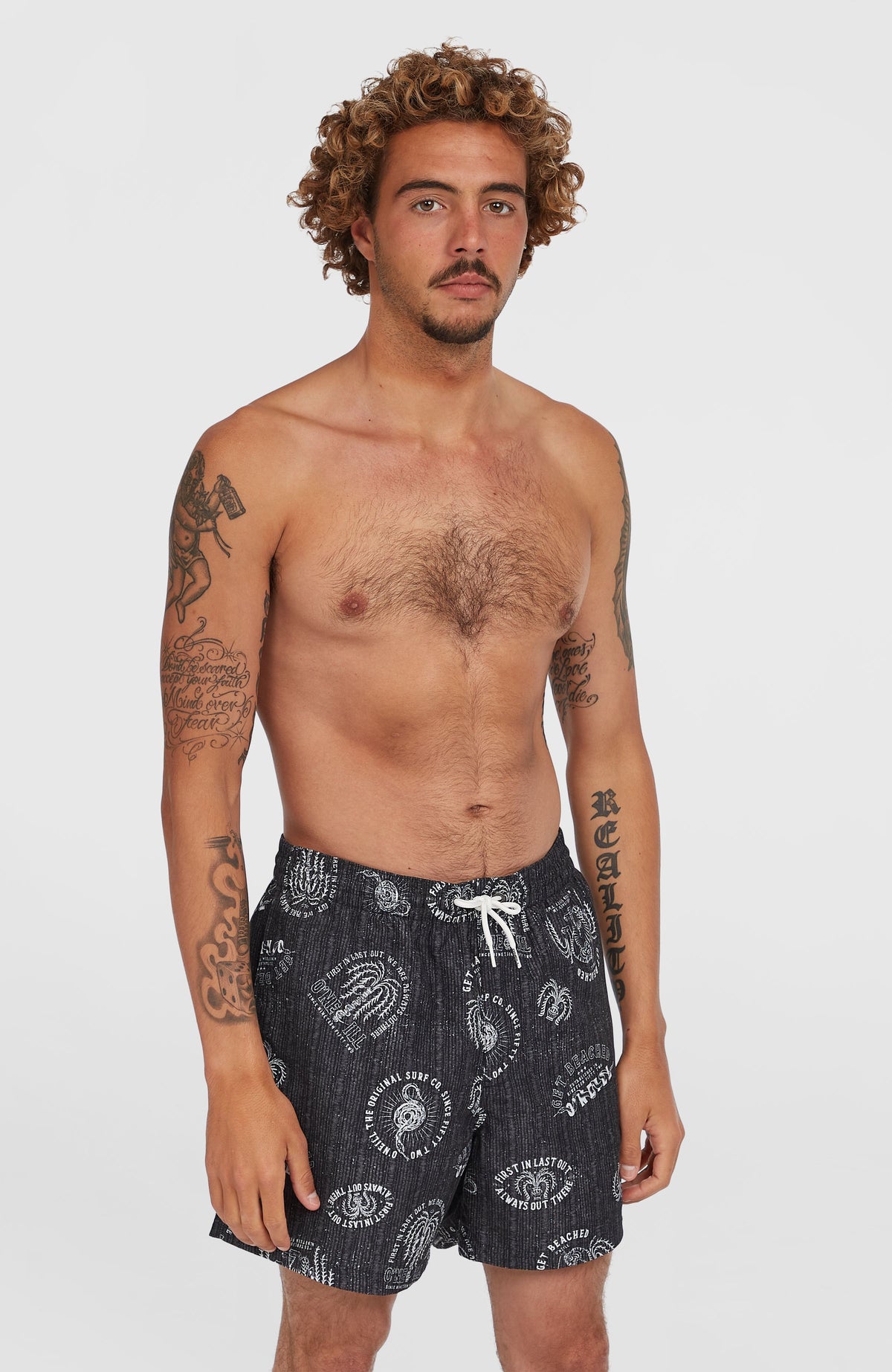 O'Neill Cali Print 15'' Badehose für Herren, schwarz mit Grafik-Print in Weiß, getragen am Model, Vorderansicht