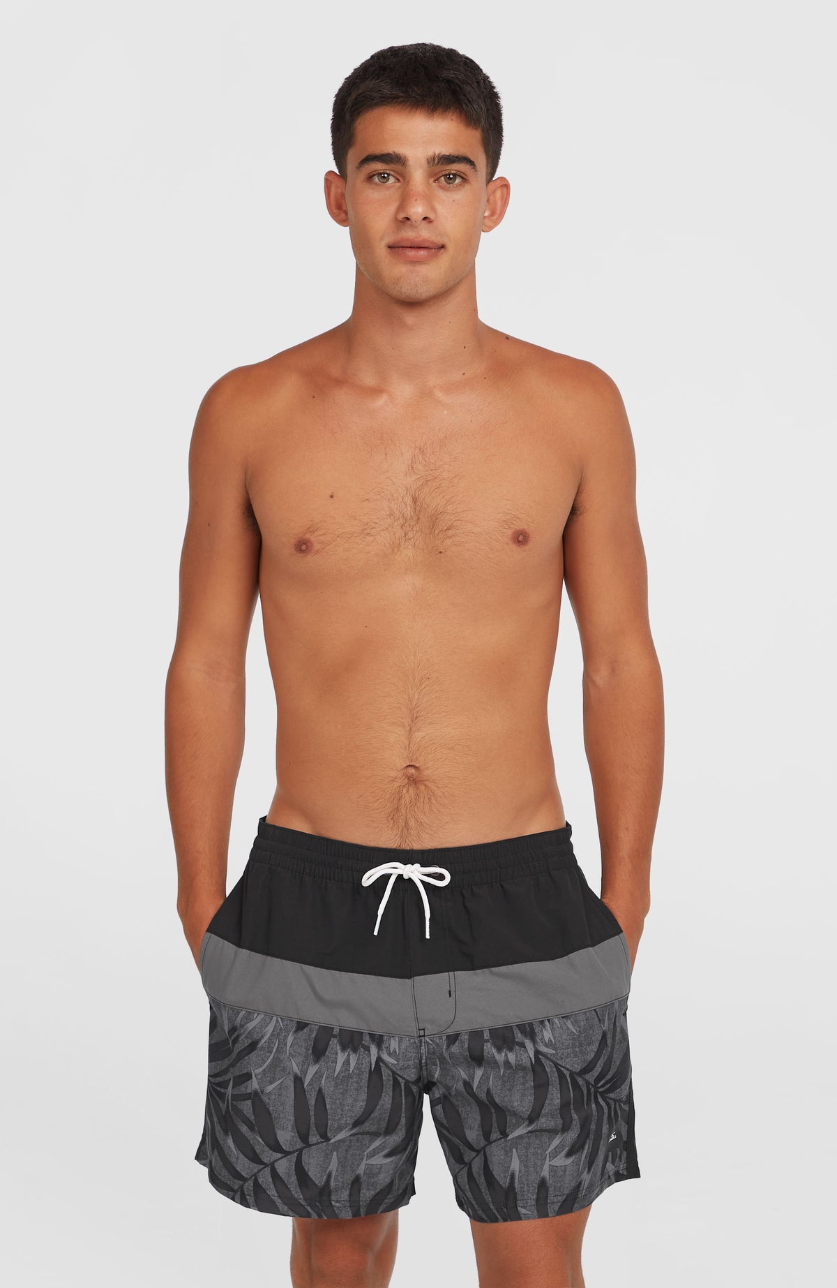 O'Neill Cali Block 15'' Badehose für Herren, schwarz mit Blättermuster in Grau, Vorderansicht am Model