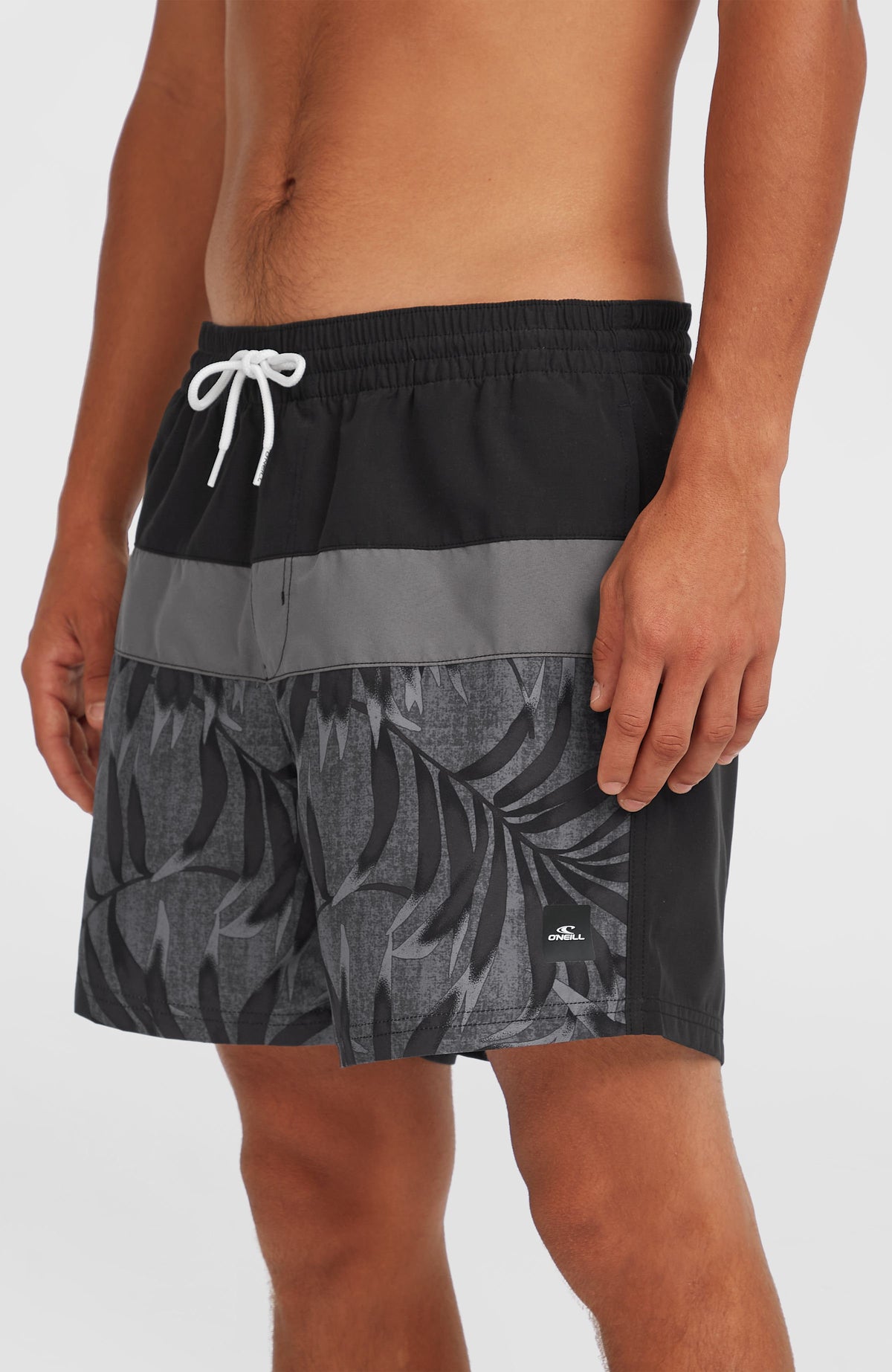 Cali Block 15'' Badehose für Herren, schwarz, Nahaufnahme von Kordelzug und Logo-Badge am Hosenbein