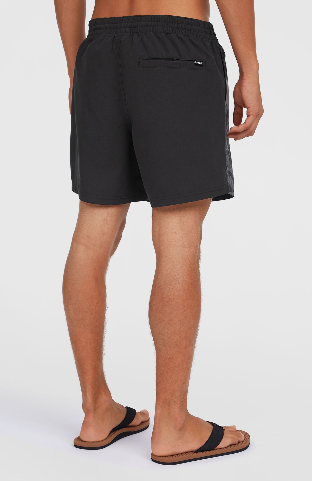 Cali Block 15'' Badehose für Herren, schwarz, Rückansicht am Model mit eingelassener Gesäßtasche