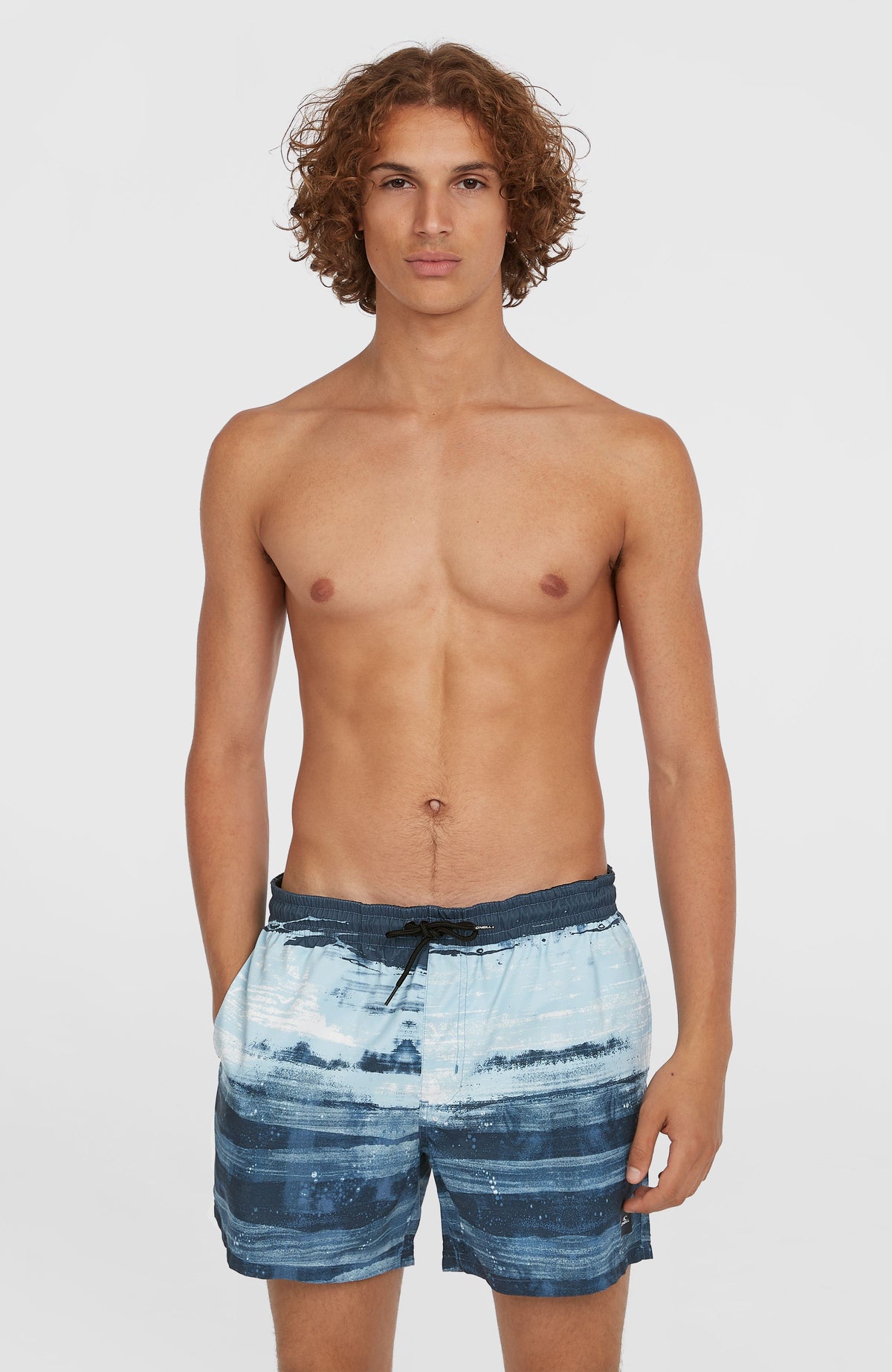 O'Neill Cali Gradient 15'' Badehose für Herren, blau mit Farbverlauf in Hellblau, Vorderansicht am Model