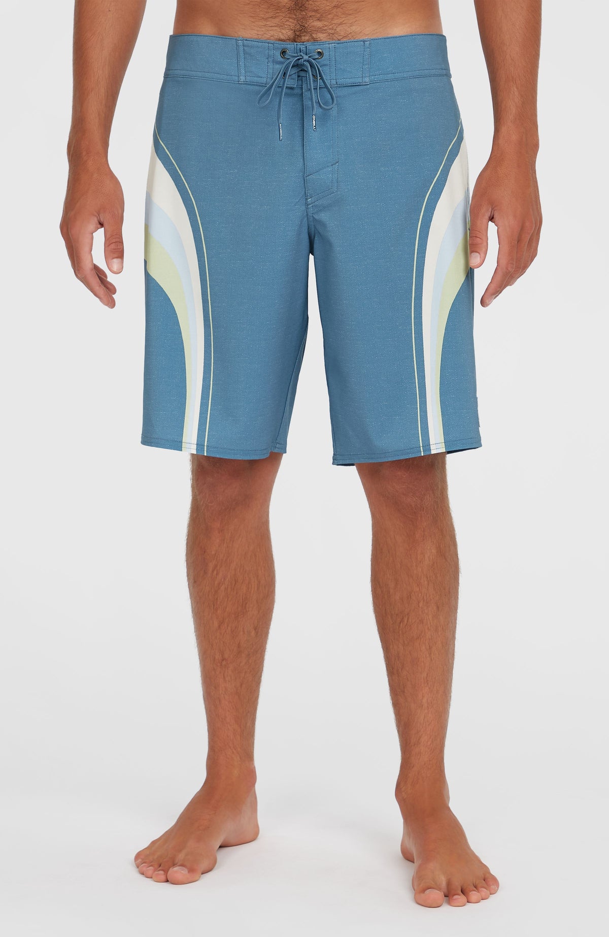 O'Neill O'Riginals Longboard 19'' Boardshorts für Herren, blau mit Streifenmuster in Weiß und Grün, am Model von vorne