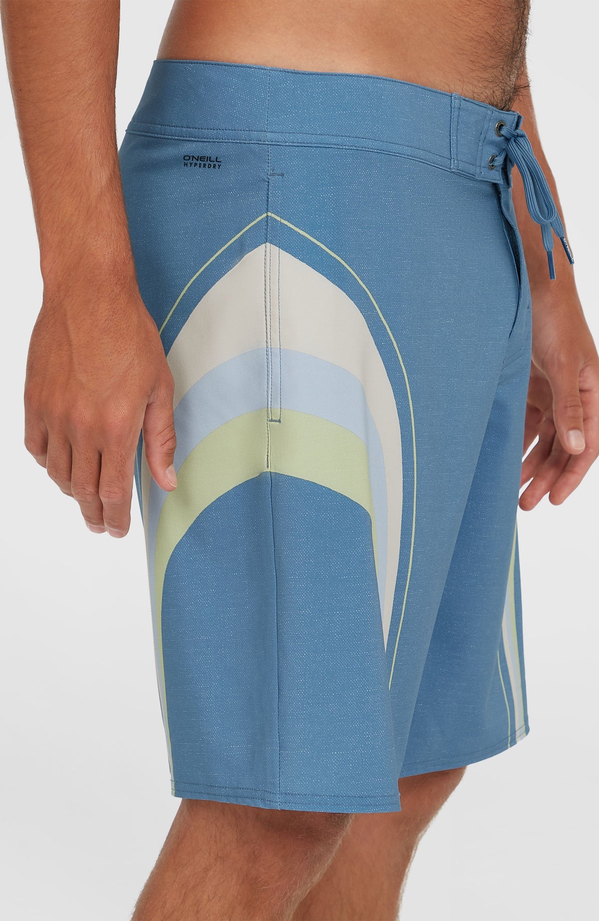 Nahaufnahme der blauen O'Riginals Longboard 19'' Boardshorts von der Seite mit seitlichem Streifenmuster und Tasche