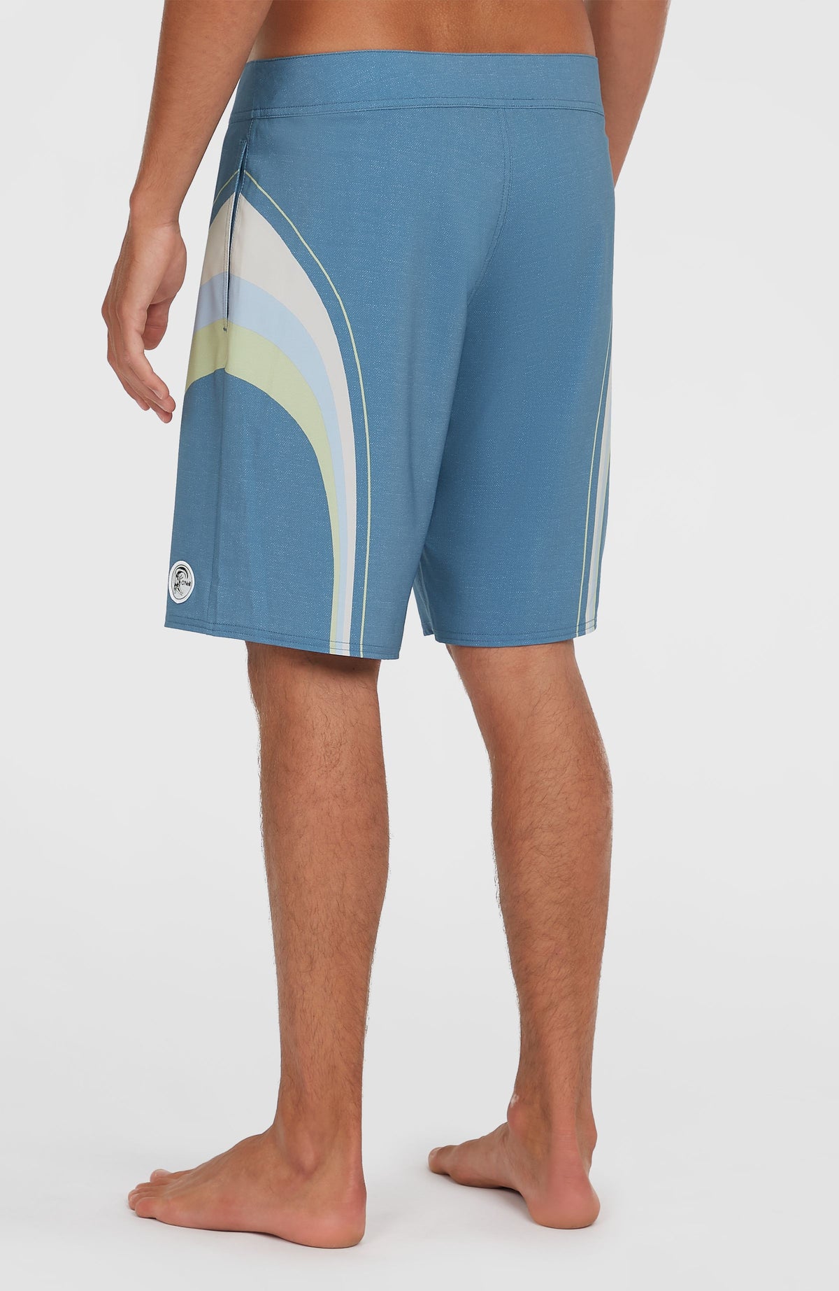 O'Riginals Longboard 19'' Boardshorts für Herren, blau mit Streifenmuster in Weiß und Grün, getragen von hinten