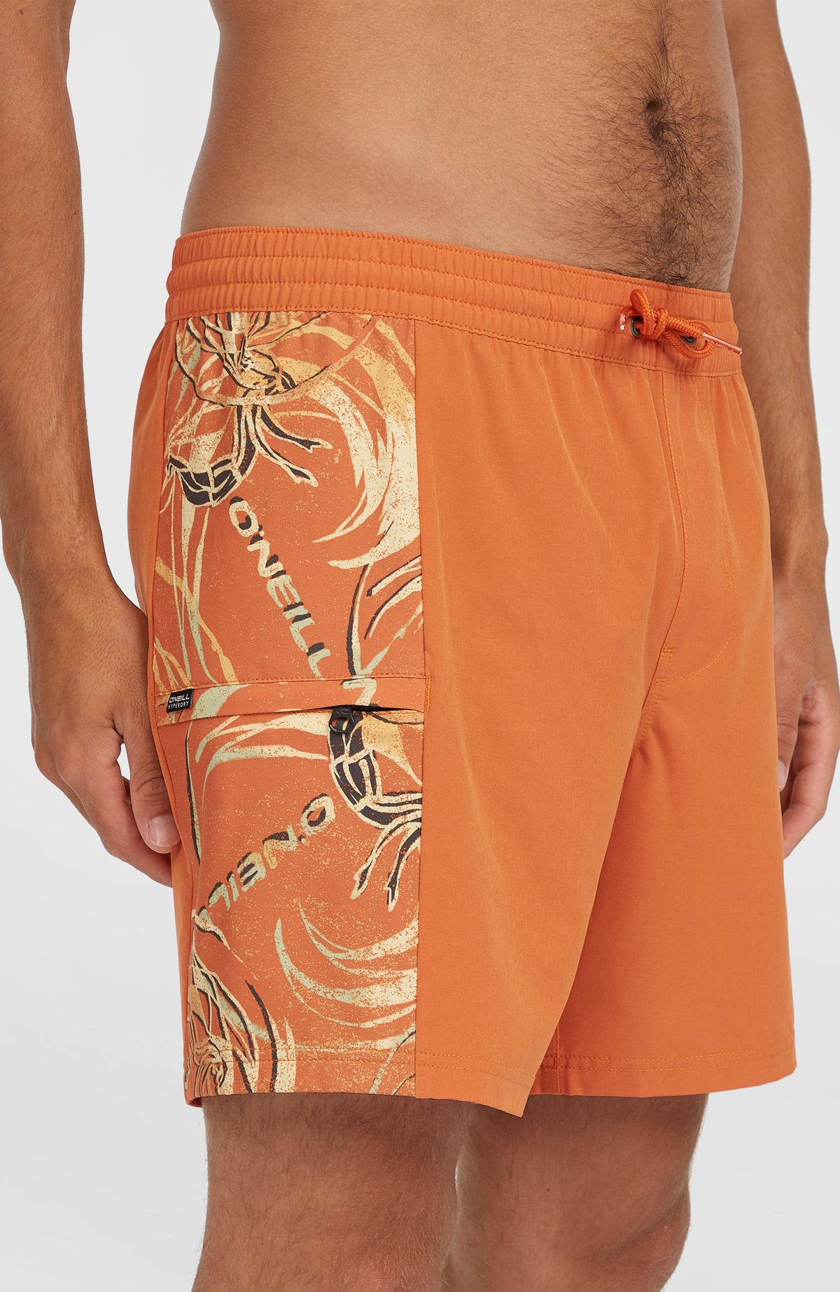 O'Riginals Side Panel 16'' Badehose, orange mit Grafikmuster in Beige, Nahaufnahme der Seitentasche mit Reißverschluss