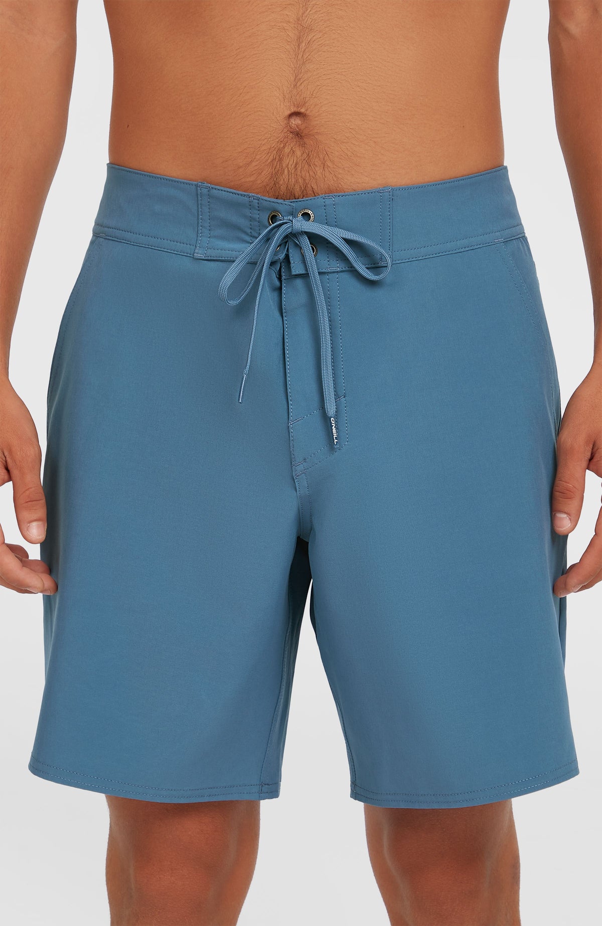 Blaue Solid 17'' Boardshorts für Herren, Nahaufnahme von Bund, Ösen und Kordelzug am Model