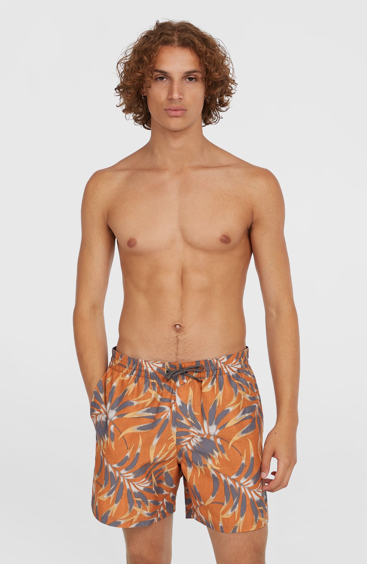 O'Neill Cali Floral 16'' Badehose für Herren, orange mit Blättermuster in Grau, Vorderansicht am Model
