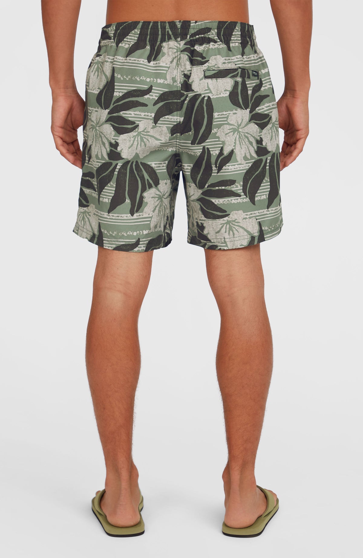 Cali Floral 16'' Badehose für Herren, grün mit Blumenmuster in Weiß und Schwarz, Rückansicht am Model, Gesäßtasche