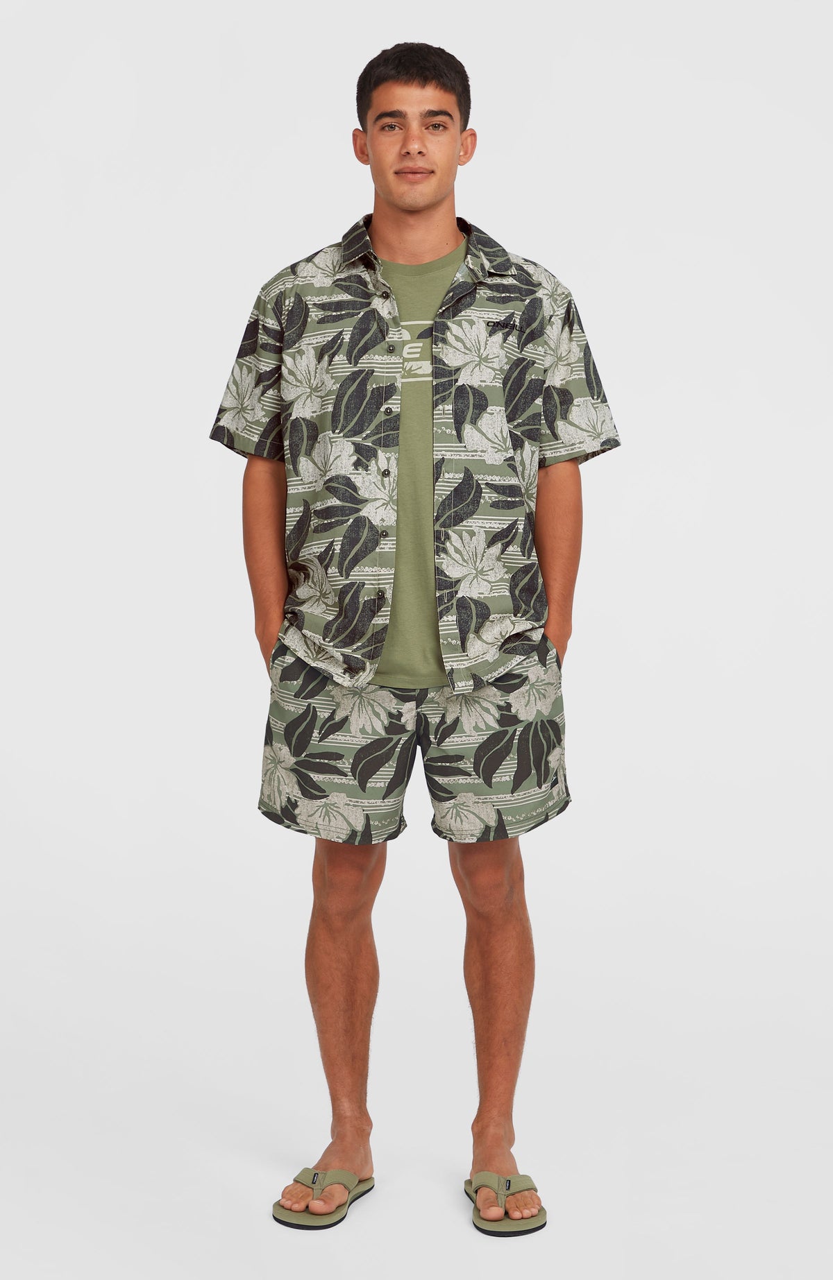 Cali Floral 16'' Badehose für Herren, grün mit Blumenmuster in Weiß und Schwarz, Ganzkörperansicht am Model