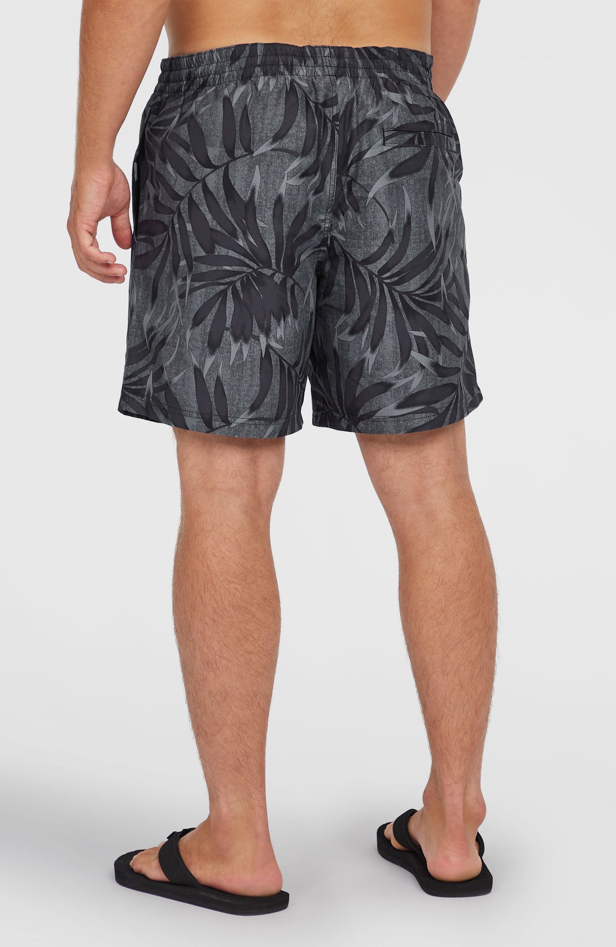 Cali Floral 16'' Badehose für Herren, schwarz mit Blättermuster in Grau, Rückansicht mit Gesäßtasche am Model