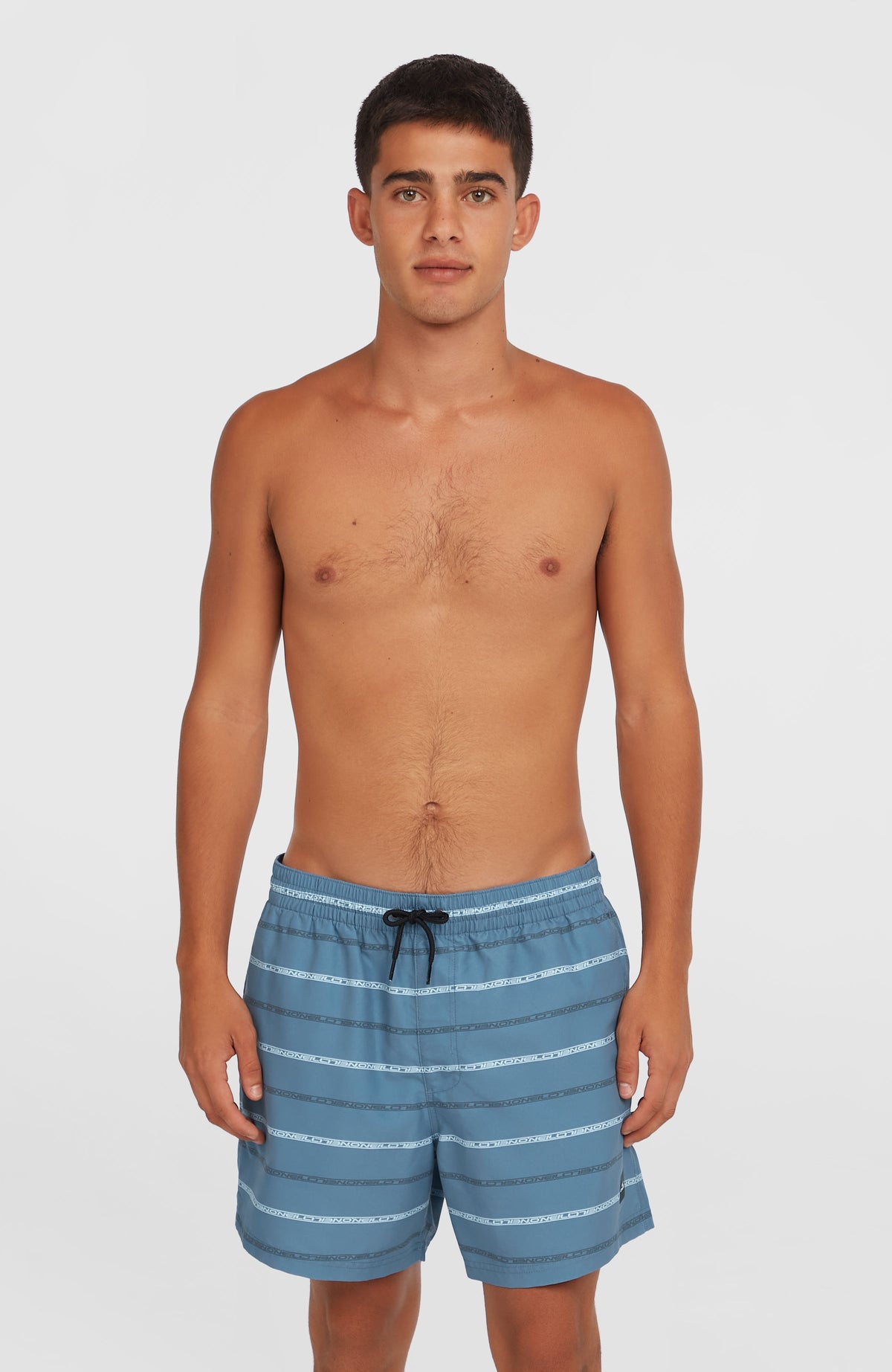 O'Neill Cali First 15'' Badehose für Herren, blau mit Streifenmuster in Weiß, Vorderansicht am Model