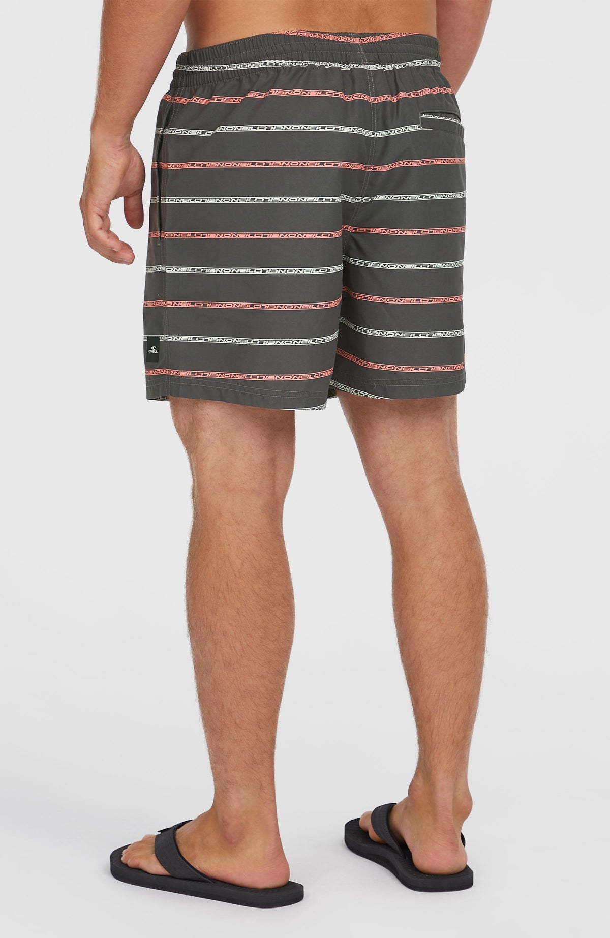 Cali First 15'' Badehose für Herren, grau mit Streifenmuster in Weiß und Rosa, am Model von hinten