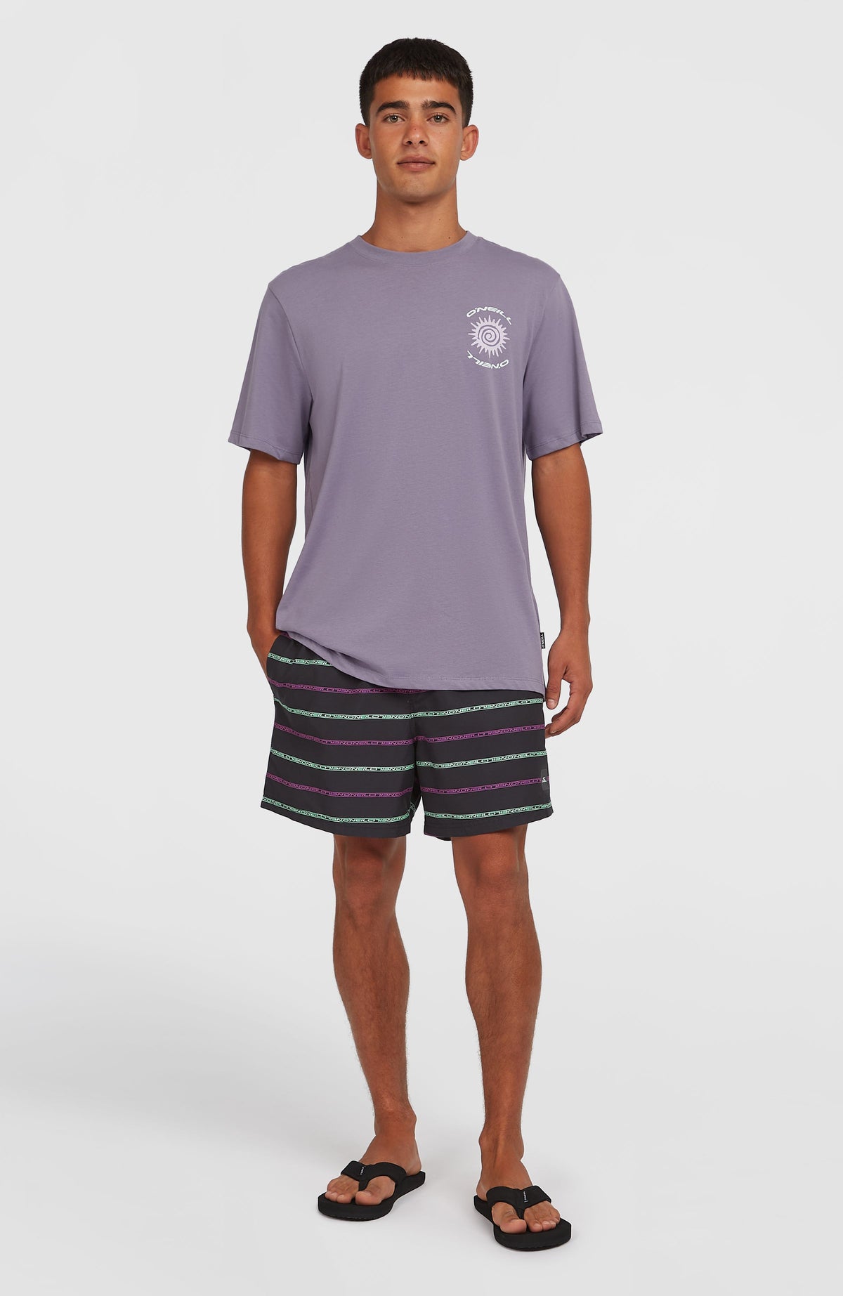 Cali First 15'' Badehose für Herren, schwarz mit Streifenmuster in Lila und Türkis, Ganzkörperansicht am Model
