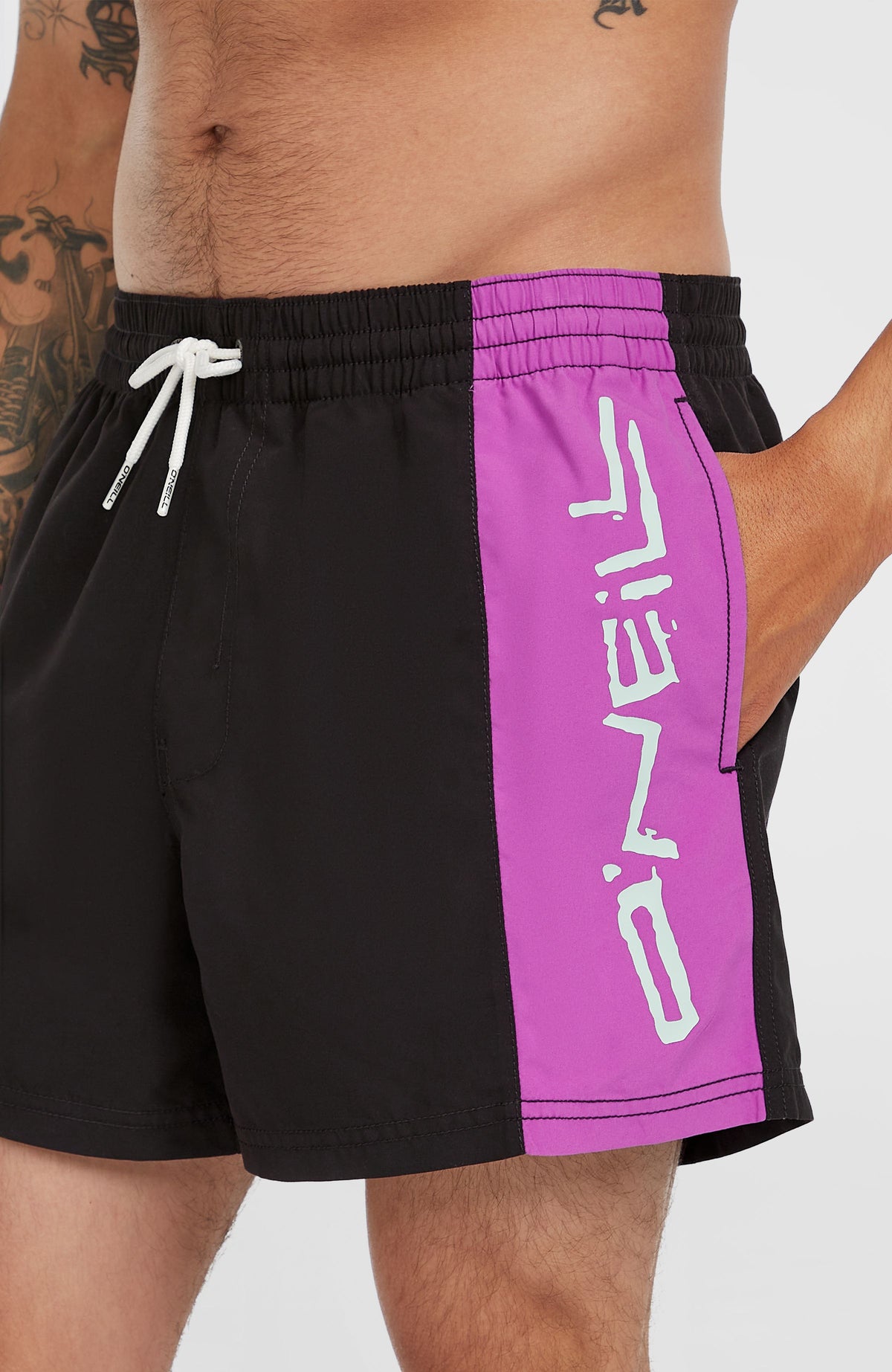 Nahaufnahme der lila Retro 14'' Badehose für Herren mit Logo-Print in Weiß, Kordelzug und Seitentasche