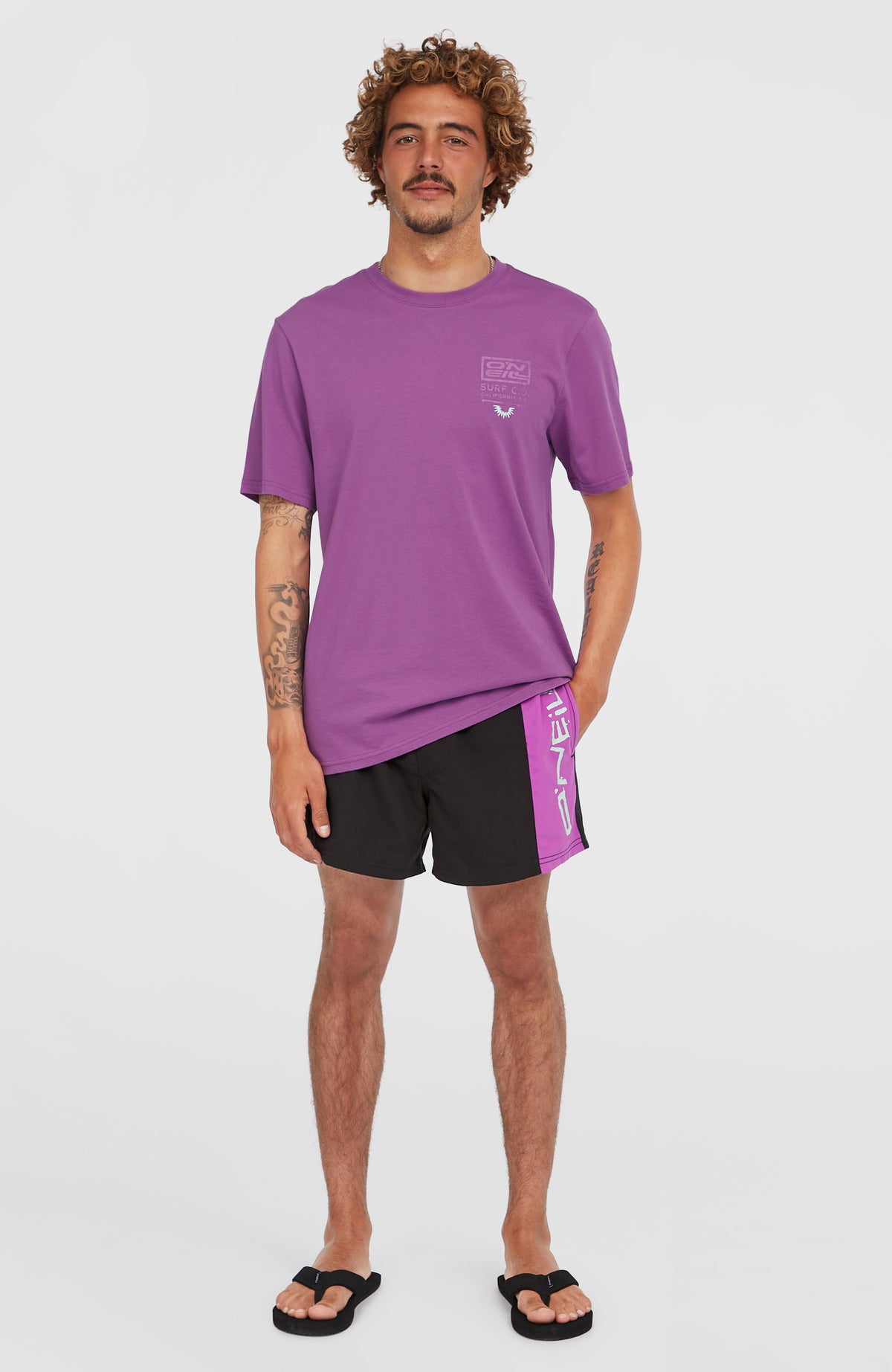 Retro 14'' Badehose für Herren, lila mit Logo-Print in Weiß, frontale Ganzkörperansicht am Model