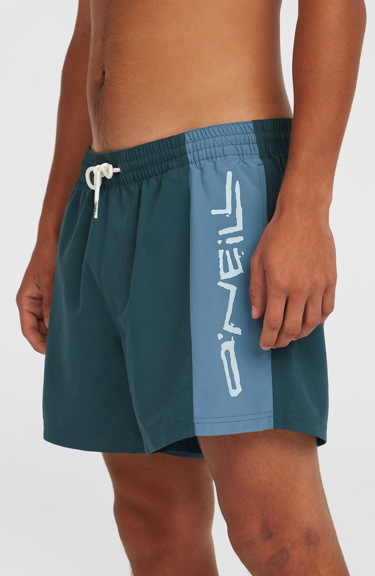 Retro 14'' Badehose für Herren, blau mit Logo-Print in Hellblau, Nahaufnahme des seitlichen Logo-Prints am Model