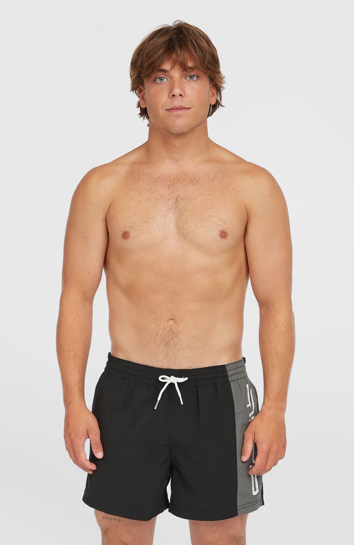 O'Neill Retro 14'' Badehose für Herren, schwarz mit Logo-Print in Weiß, Vorderansicht getragen am Model