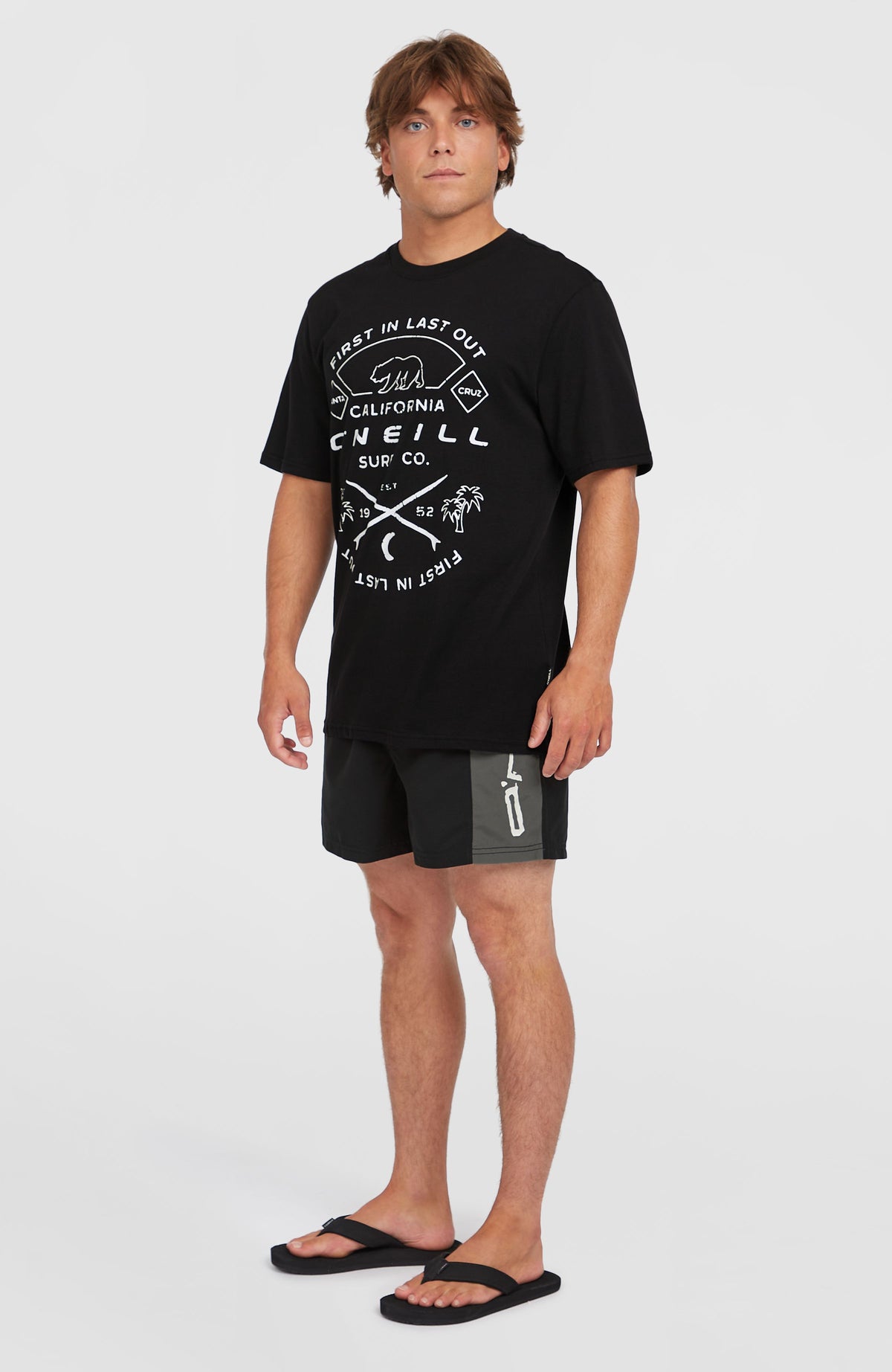 Retro 14'' Badehose für Herren, schwarz, Ganzkörperansicht getragen am Model mit T-Shirt von schräg vorne