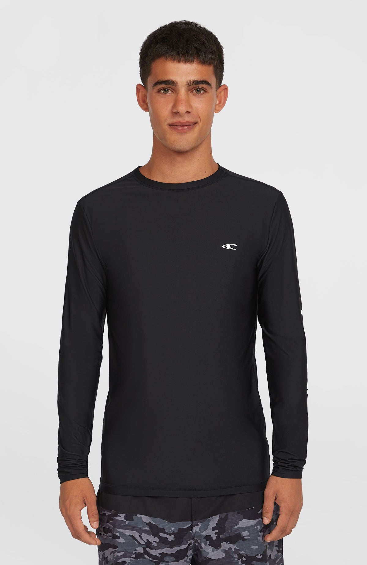 O'Neill Essentials Longsleeve-Schwimmshirt für Herren, schwarz, Vorderansicht am Model