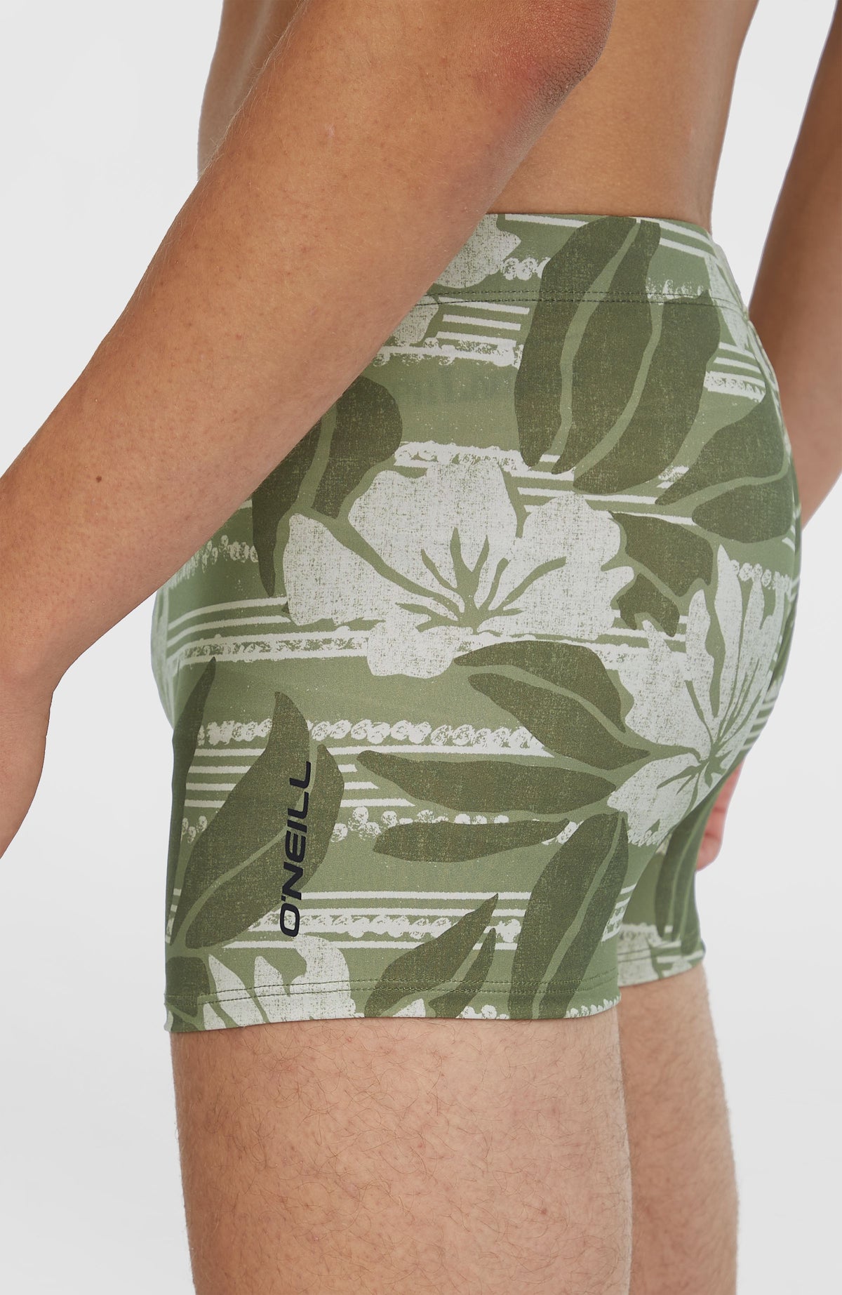 Essentials Floral Racer Badehose für Herren, grün mit Blumenmuster in Weiß, Seitenansicht mit Logo-Schriftzug