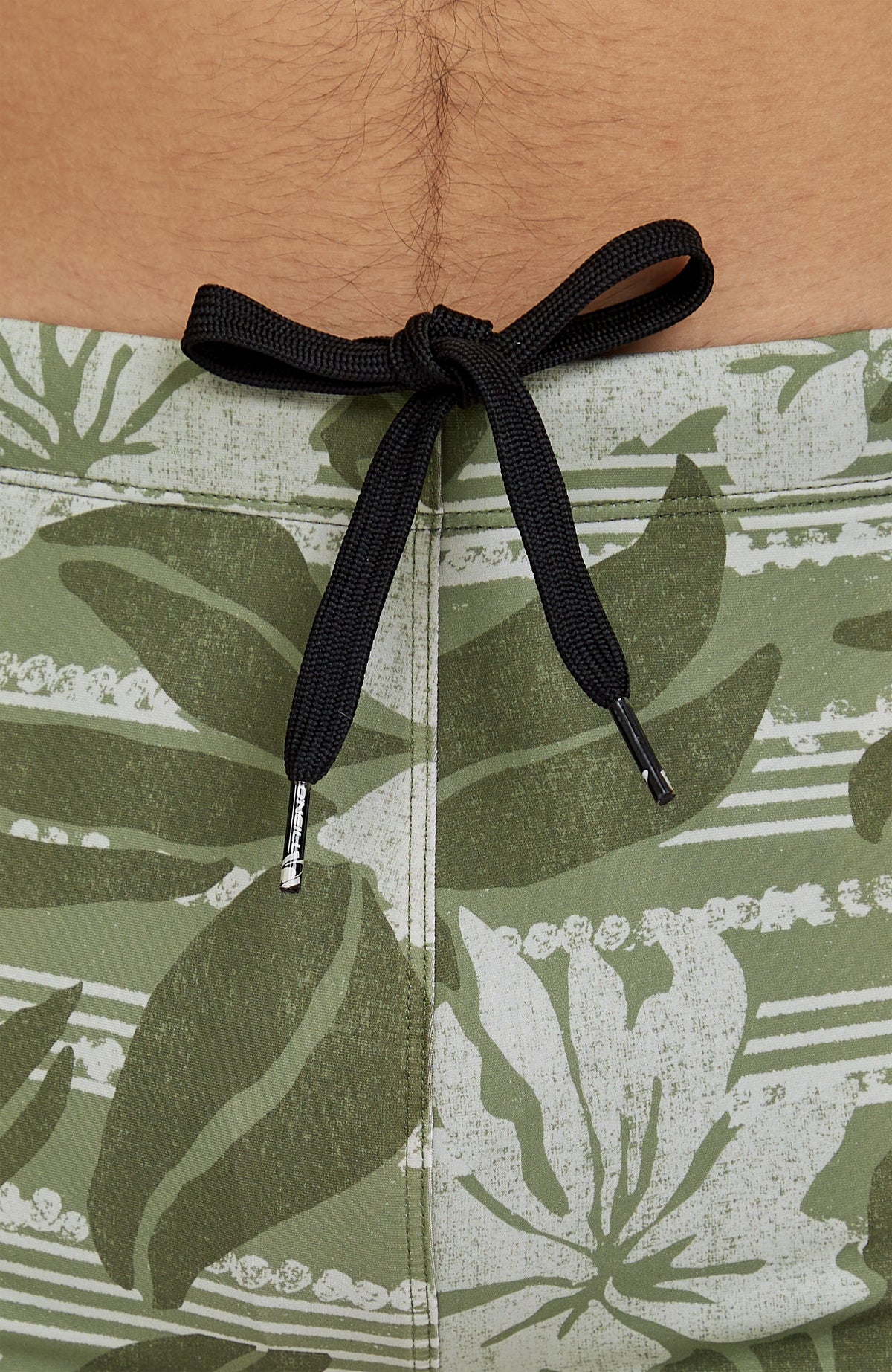 Nahaufnahme des elastischen Bunds mit Kordelzug der grünen Essentials Floral Racer Badehose mit Blumenmuster in Weiß