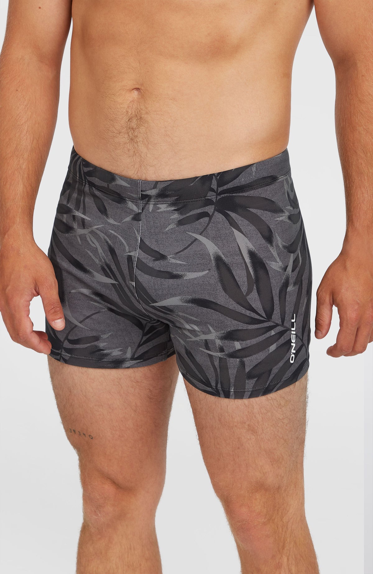 O'Neill Essentials Floral Racer Badehose für Herren, schwarz mit Blättermuster in Grau, am Model von vorne