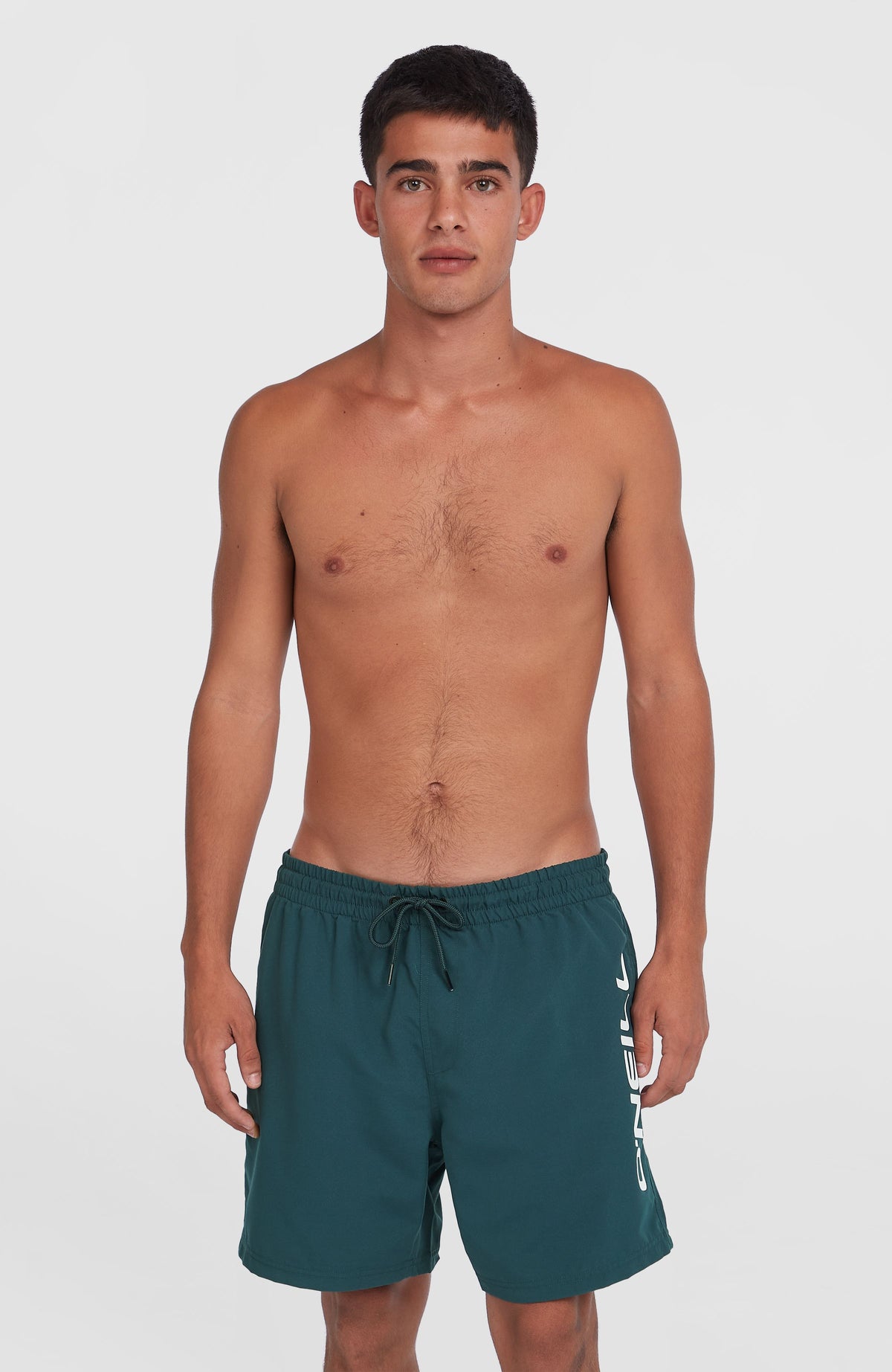O'Neill Cali 16'' Badehose für Herren, blau mit Logo-Print in Weiß, Vorderansicht am Model