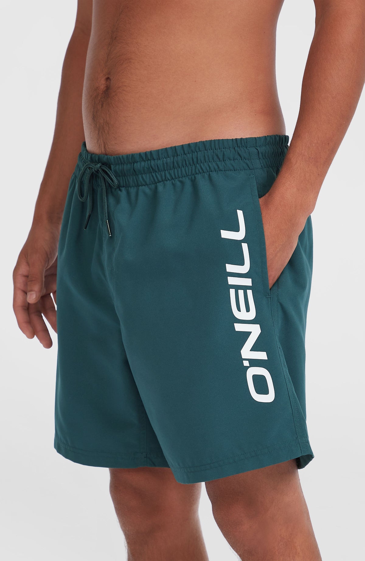 Cali 16'' Badehose für Herren, blau mit Logo-Print in Weiß, Seitenansicht am Model mit Eingrifftasche