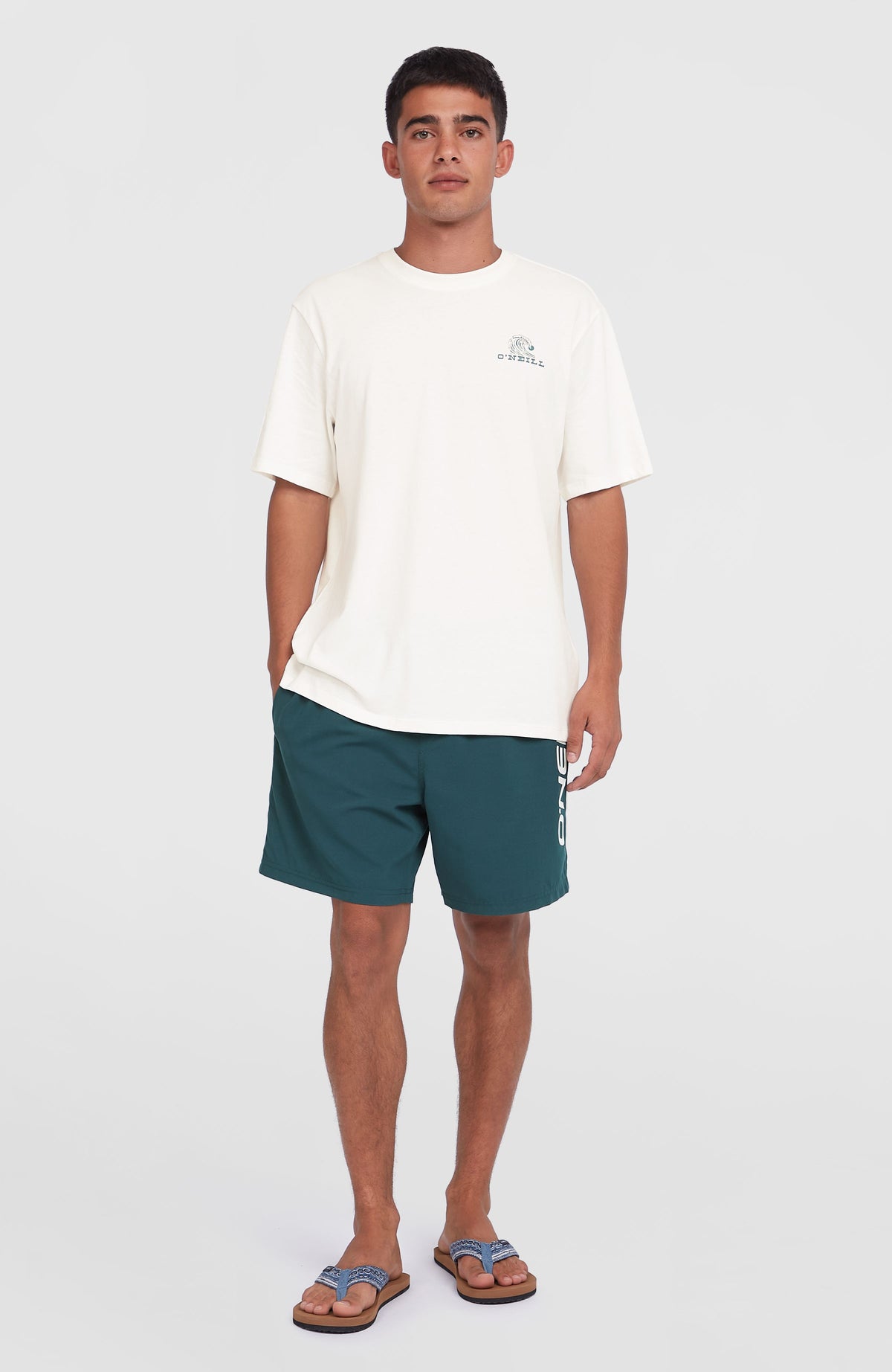 Cali 16'' Badehose für Herren, blau mit Logo-Print in Weiß, getragen am Model in Ganzkörperansicht