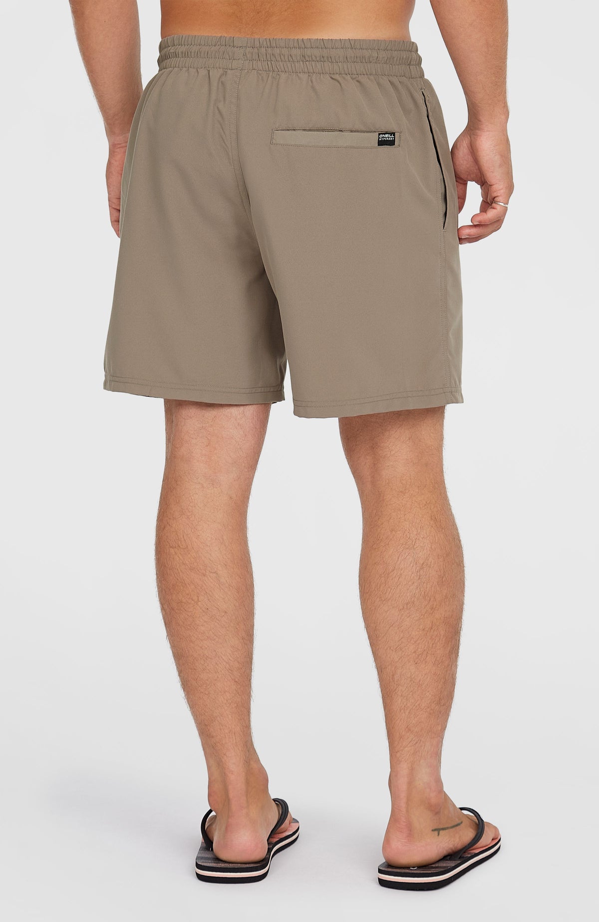 Cali 16'' Badehose für Herren, braun, Rückansicht am Model, Gesäßtasche mit Logo-Patch