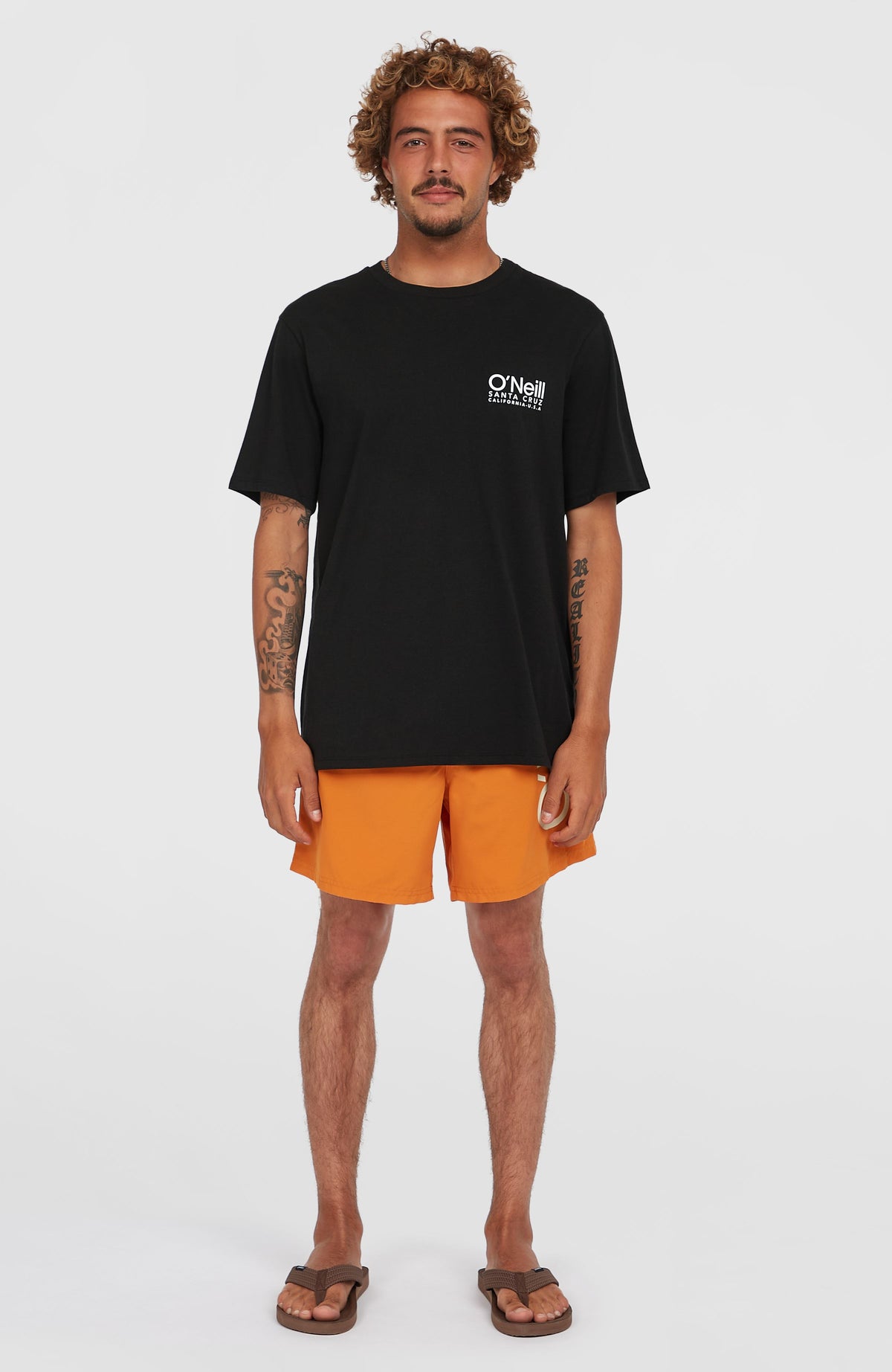 Original Cali 16'' Badehose für Herren, orange mit Logo-Print in Weiß, vollständige Frontalansicht am Model