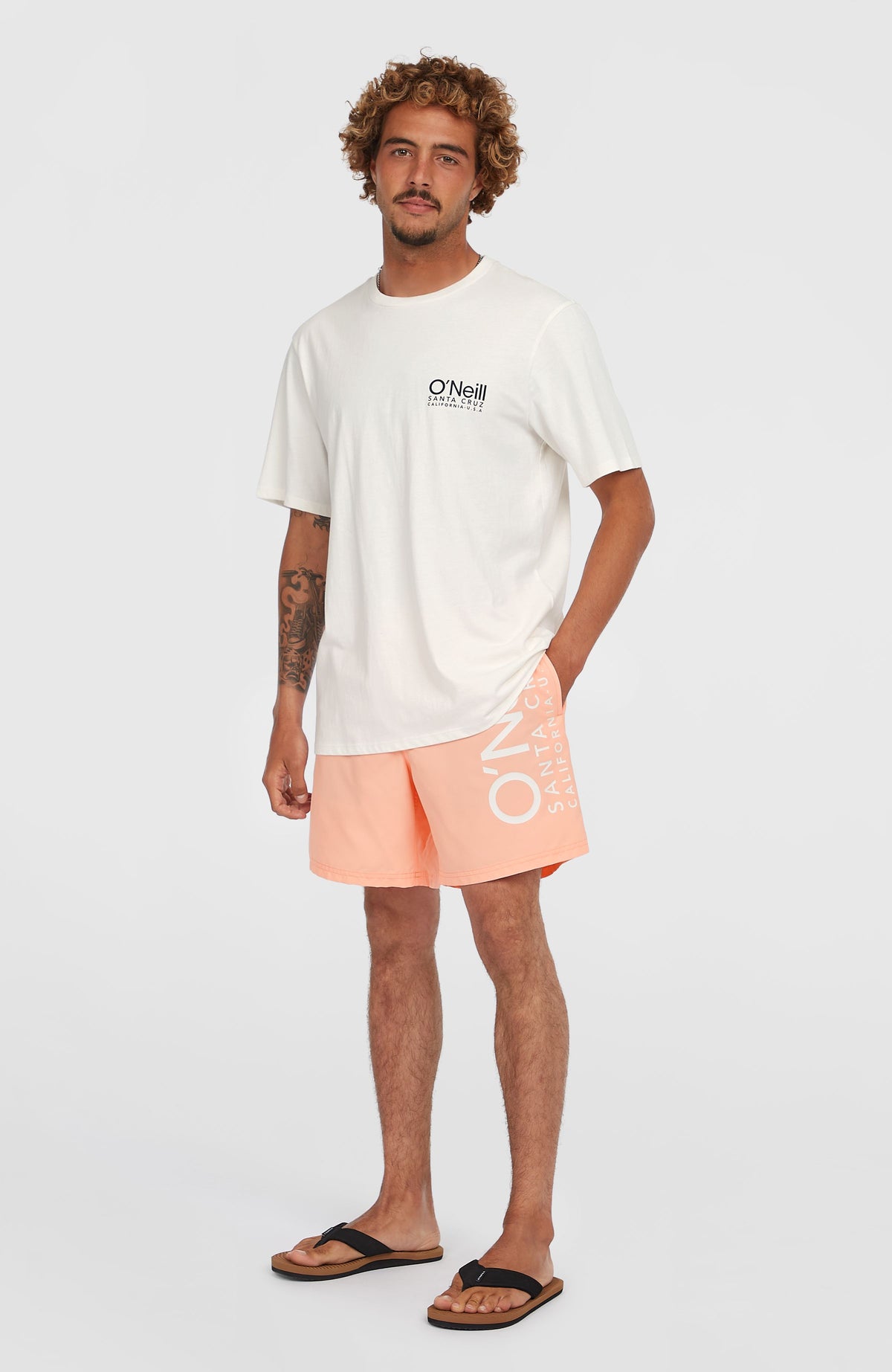 Original Cali 16'' Badehose für Herren, pink mit Logo-Print in Weiß, Ganzkörperansicht getragen am Model