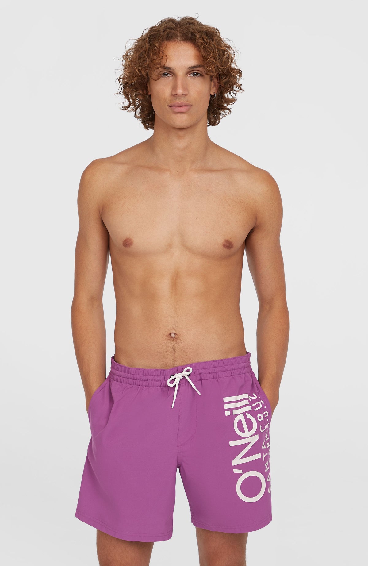 O'Neill Original Cali 16'' Badehose für Herren, lila mit Logo-Print in Weiß, Vorderansicht am Model