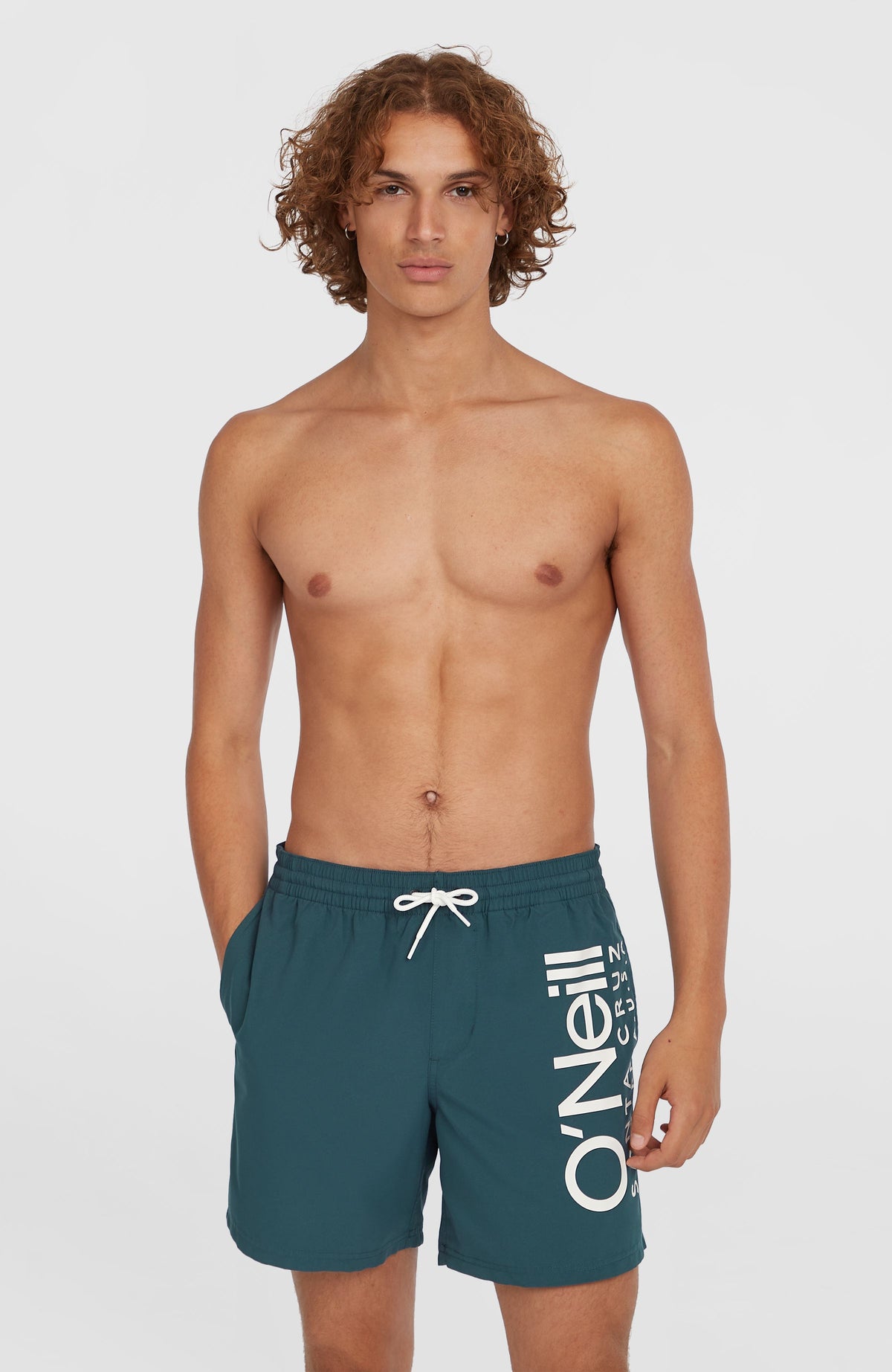 O'Neill Original Cali 16'' Badehose für Herren, blau mit Logo-Print in Weiß, Vorderansicht am Model