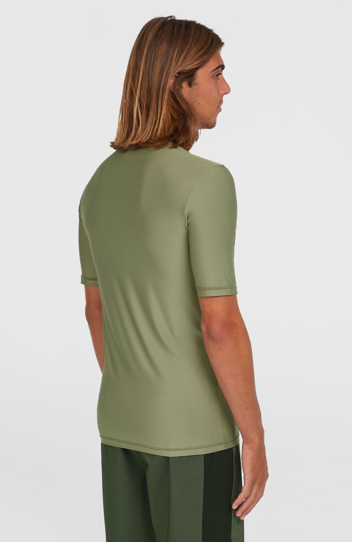 Essentials Shortsleeve-Schwimmshirt für Herren, grün, Rückansicht am Model mit sichtbaren Ziernähten