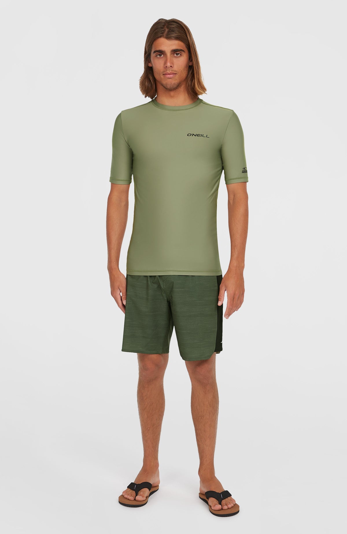 Essentials Shortsleeve-Schwimmshirt für Herren, grün, Ganzansicht am Model von vorne mit kurzen Ärmeln