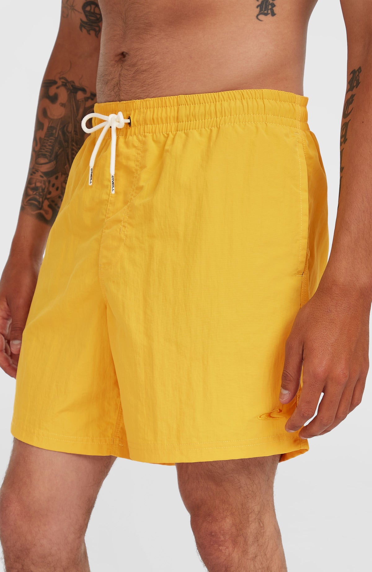 Vert 16'' Badehose für Herren, gelb, Nahaufnahme von Kordelzug und Bund am Model