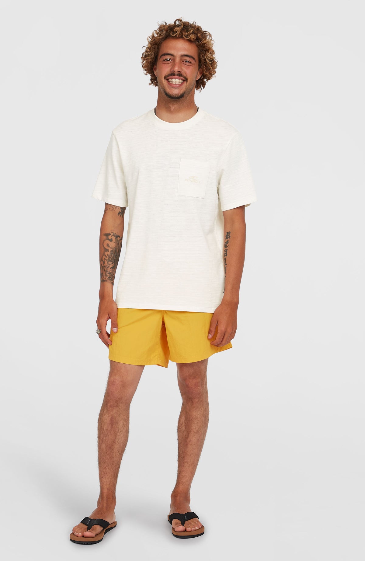 Vert 16'' Badehose für Herren, gelb, Ganzkörperansicht am Model kombiniert mit T-Shirt