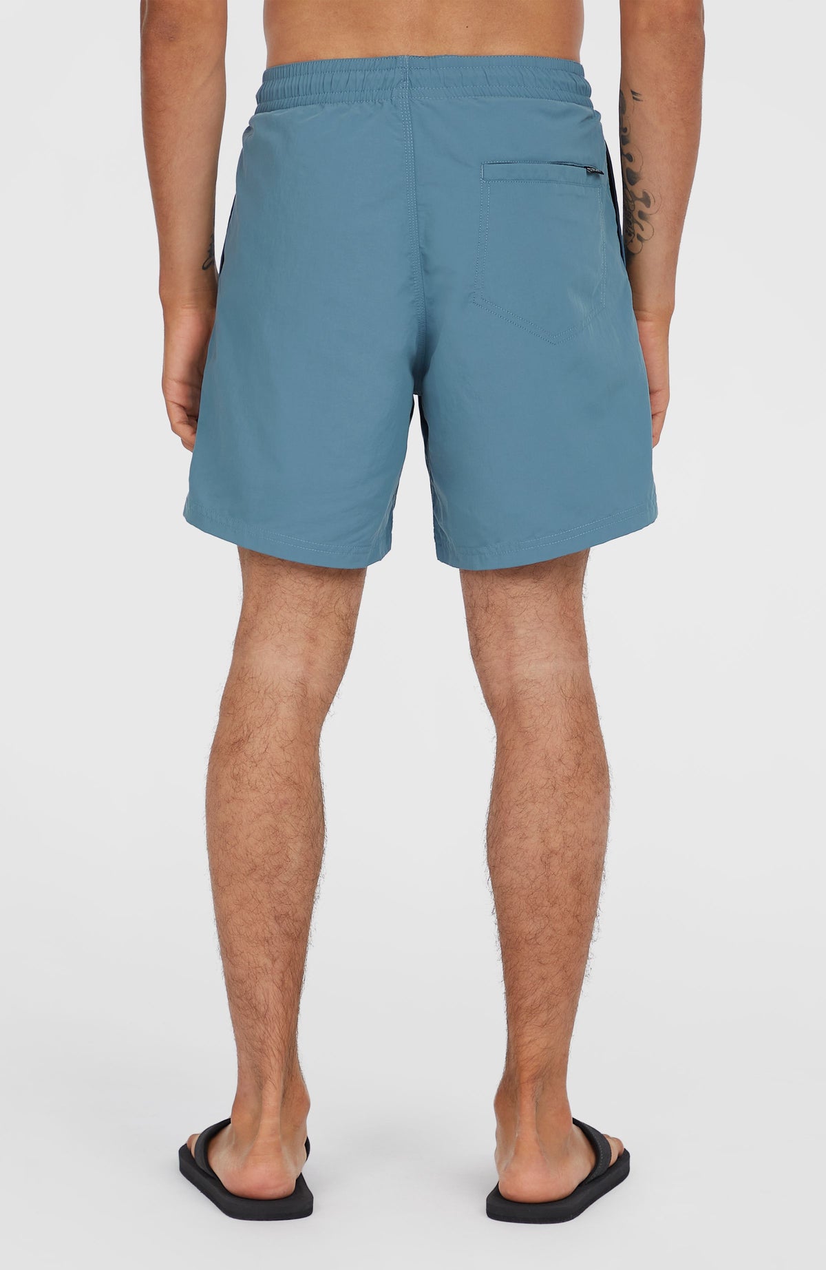 Vert 16'' Badehose für Herren, blau, Rückansicht am Model mit aufgesetzter Gesäßtasche