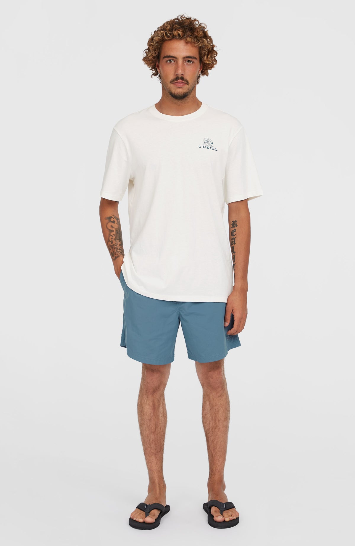 Vert 16'' Badehose für Herren, blau, Ganzkörperansicht von vorne, getragen am Model