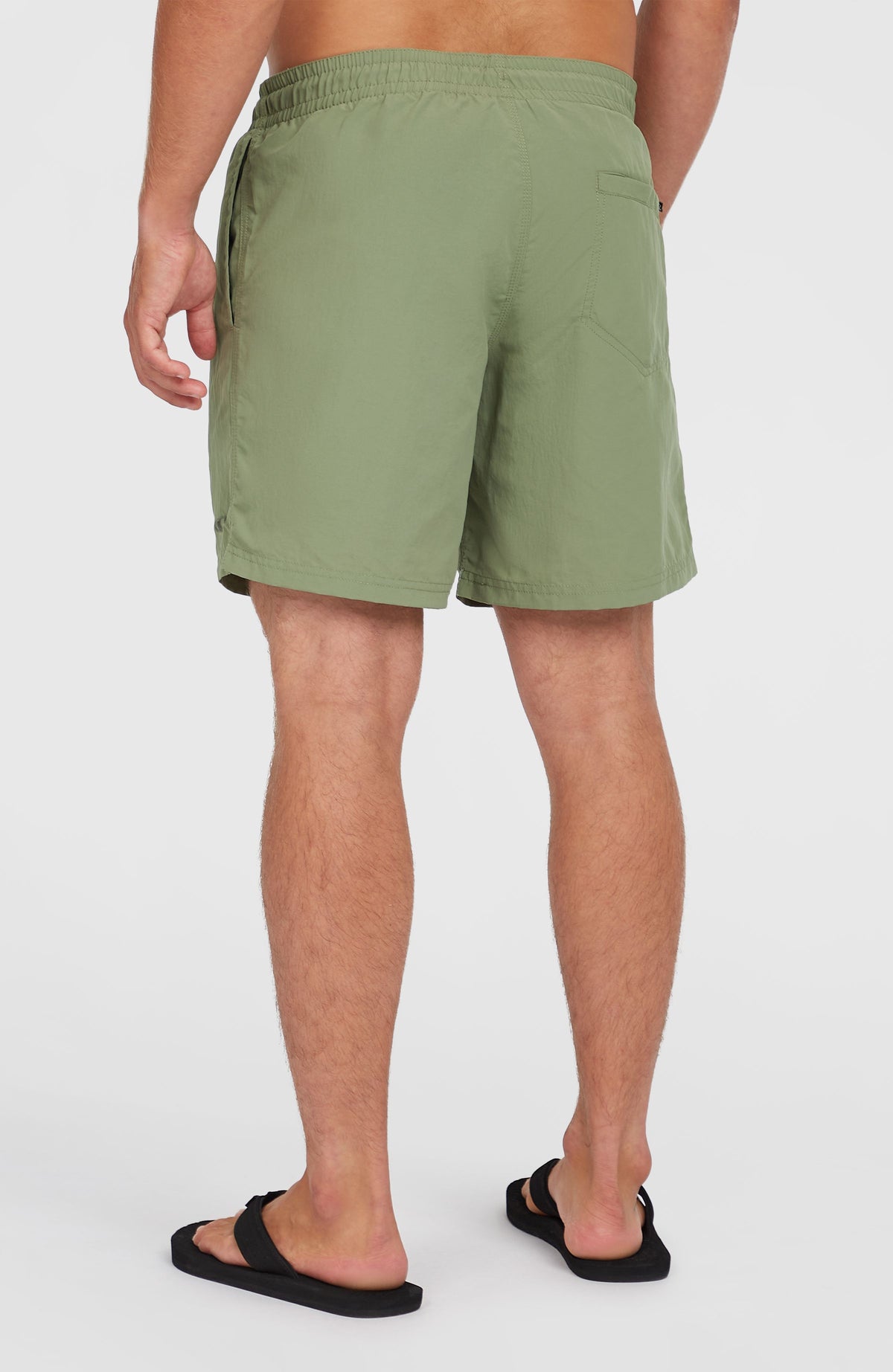 Grüne Vert 16'' Badehose für Herren, Rückansicht am Model mit elastischem Bund und aufgesetzter Gesäßtasche