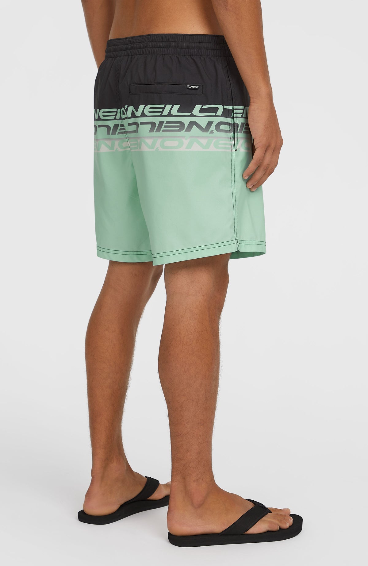 Cali Stripe 16'' Badehose für Herren, grün mit Logo-Print in Schwarz, Rückansicht mit Gesäßtasche am Model