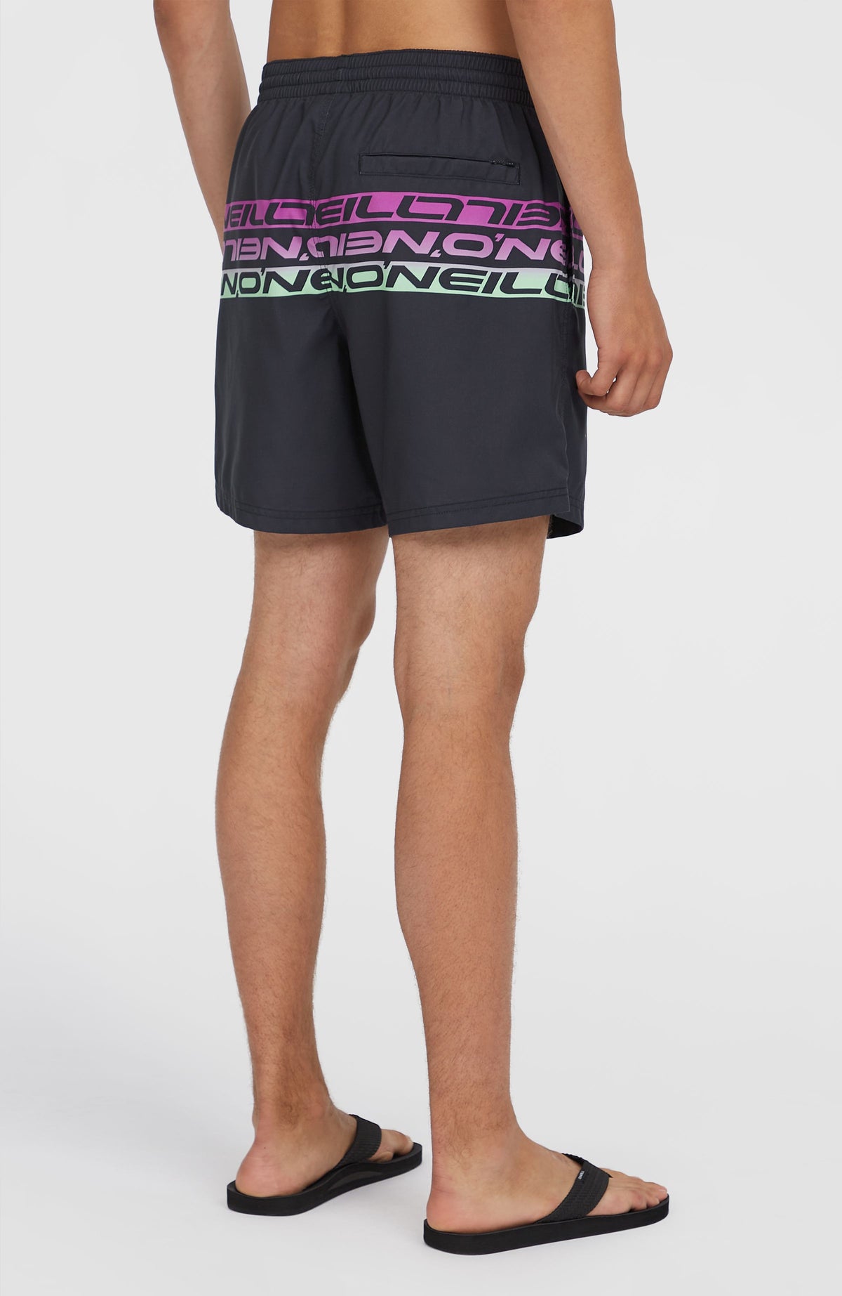 Cali Stripe 16'' Badehose für Herren, schwarz mit Logo-Print in Lila und Mintgrün, Rückansicht am Model