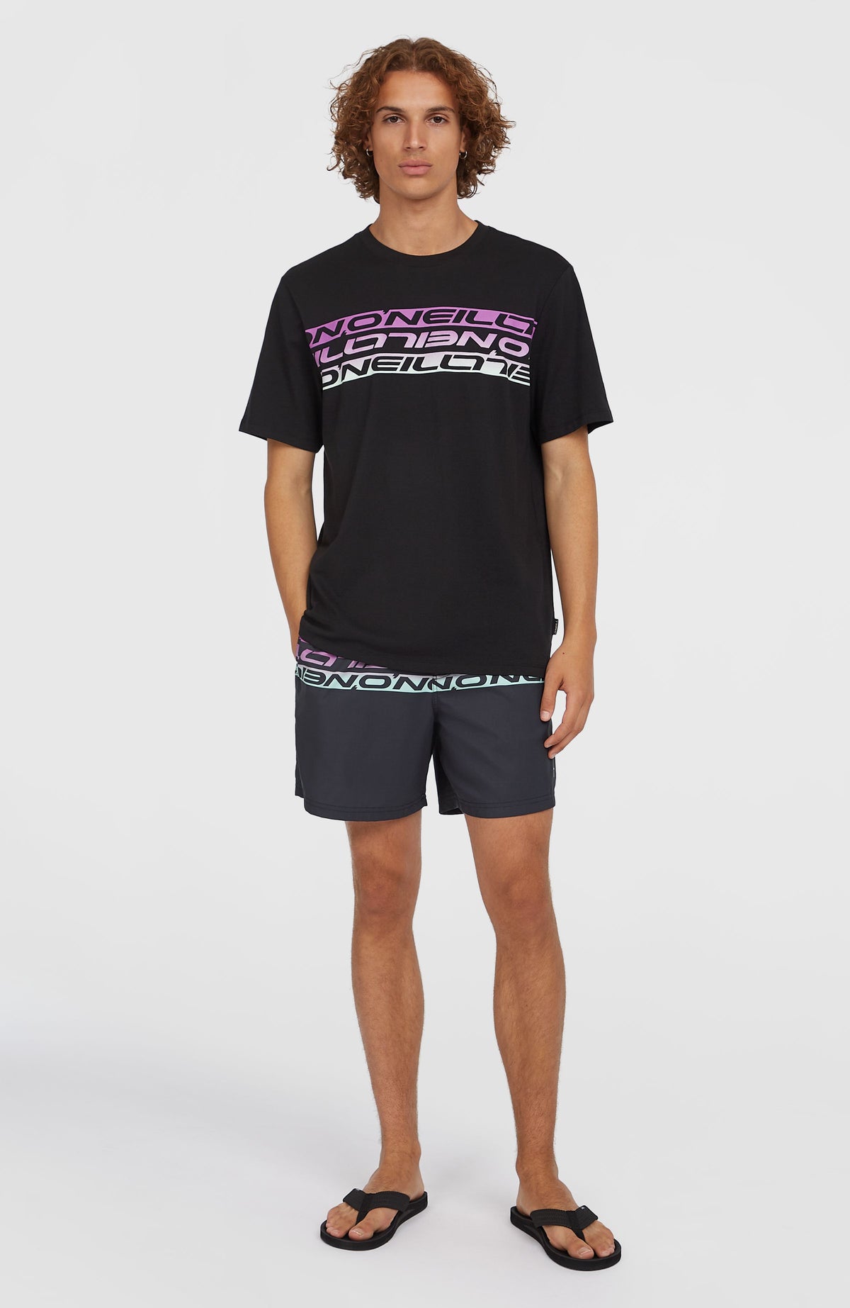 Cali Stripe 16'' Badehose für Herren, schwarz mit Logo-Print, Ganzkörperansicht am Model von vorne