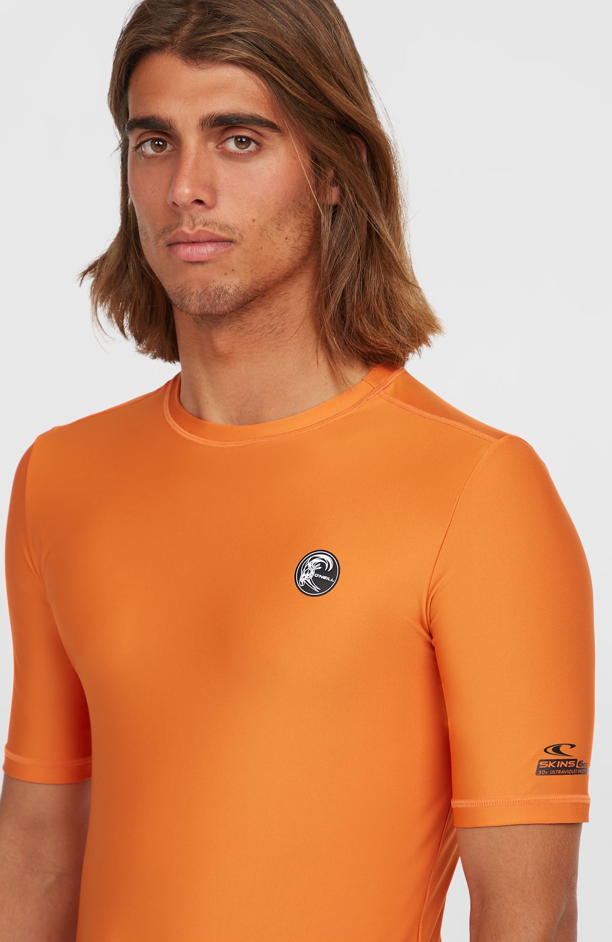 O'Riginals Shortsleeve-Schwimmshirt für Herren, orange, Nahaufnahme am Model mit rundem Logo-Badge