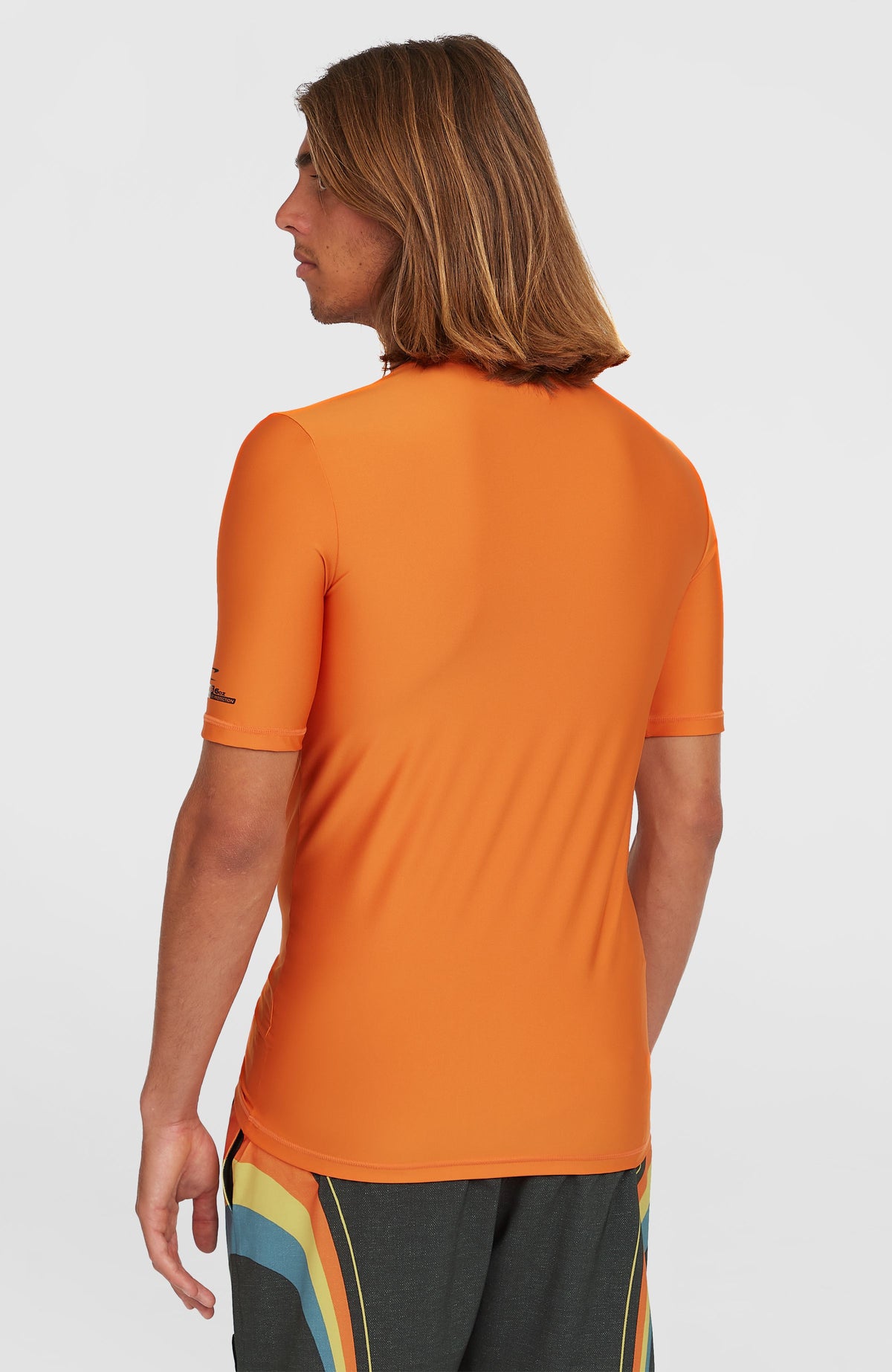 O'Riginals Shortsleeve-Schwimmshirt für Herren, orange, getragen am Model in der Rückansicht