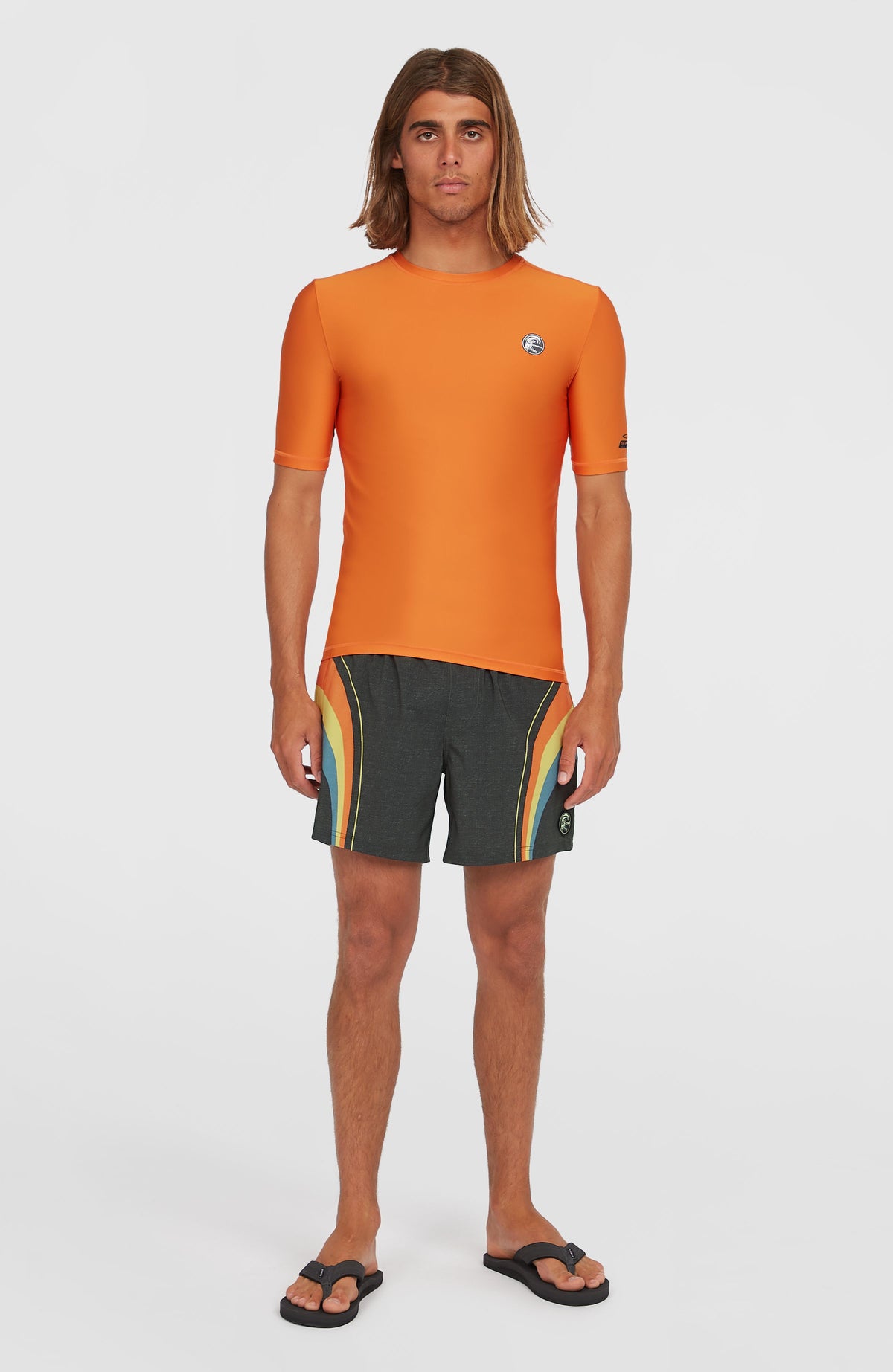 O'Riginals Shortsleeve-Schwimmshirt für Herren, orange, Ganzkörperansicht von vorne am Model