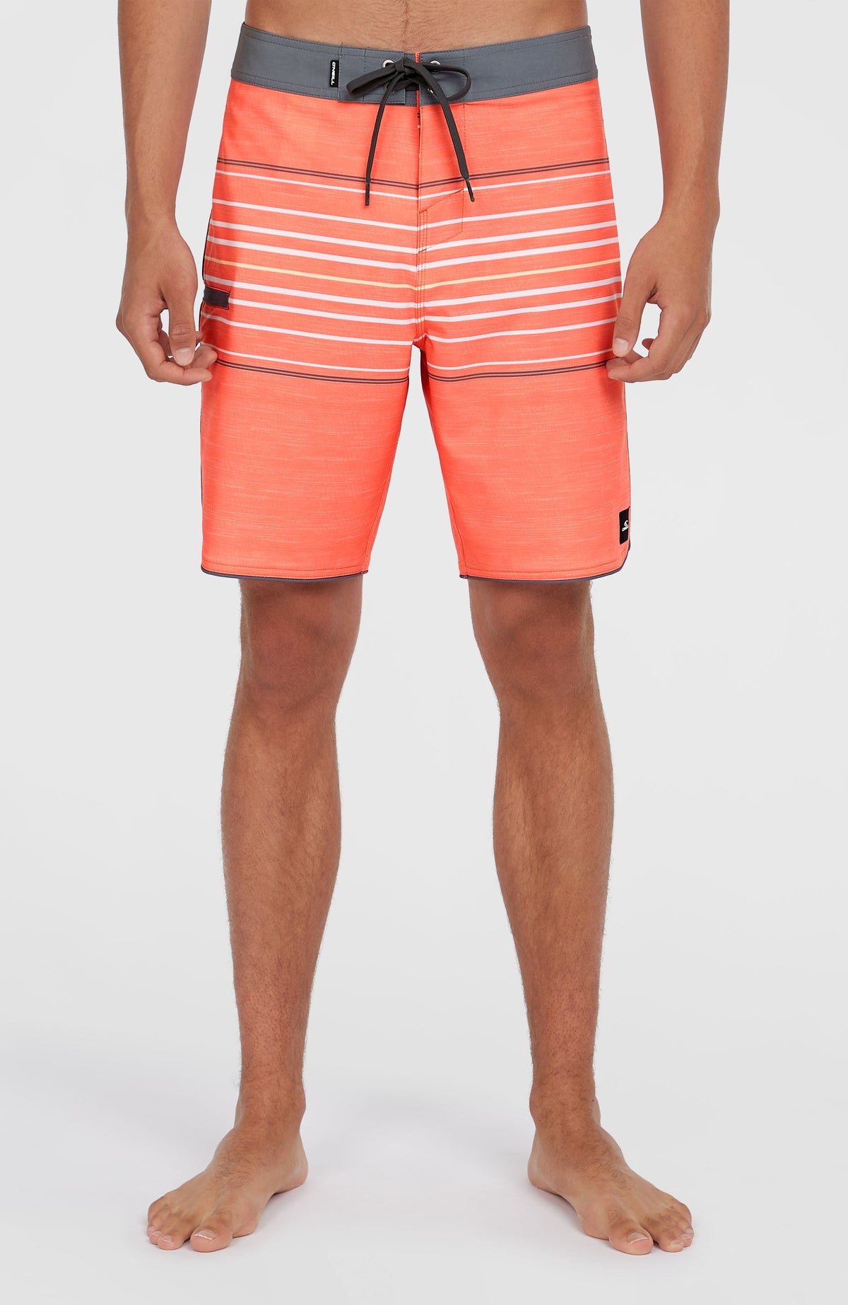 O'Neill Hyperfreak Heat Stripe Scallop 18'' Boardshorts für Herren, orange mit Streifenmuster in Weiß, am Model